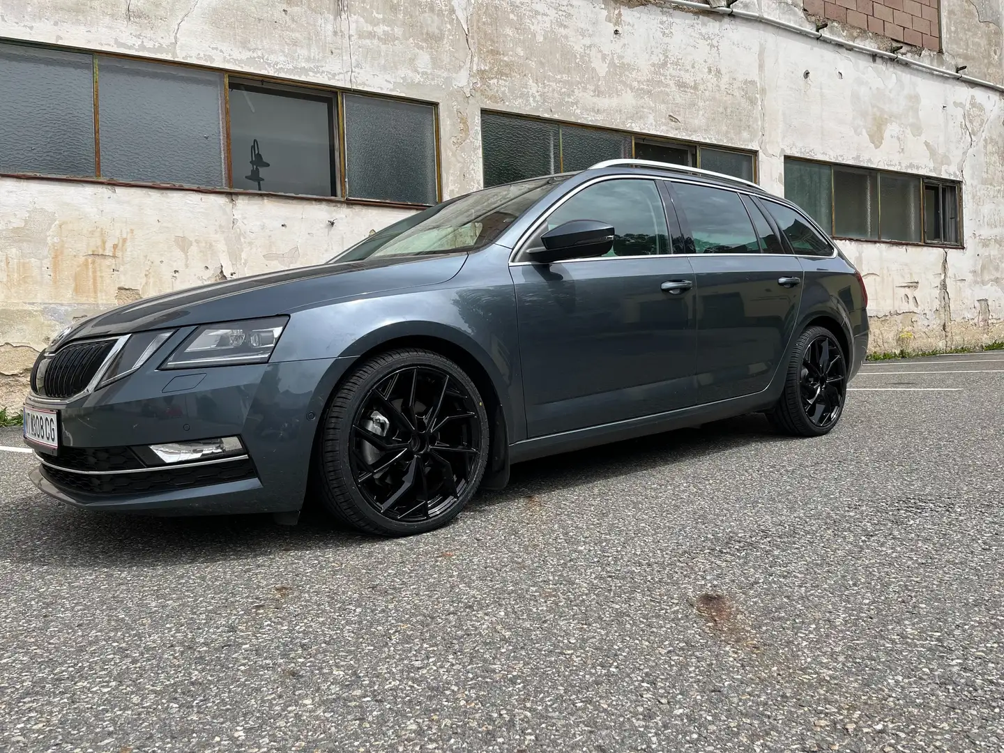 Skoda Octavia 2,0 TDI Style Limited DSG Grau - 2