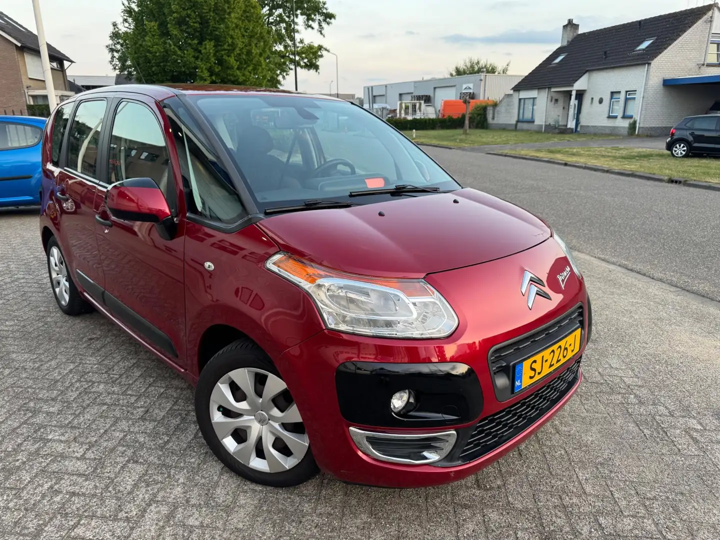 Citroen C3 Picasso 1.4 VTi Tendance Airco, Nieuwe APK,Trekhaak Rood - 2