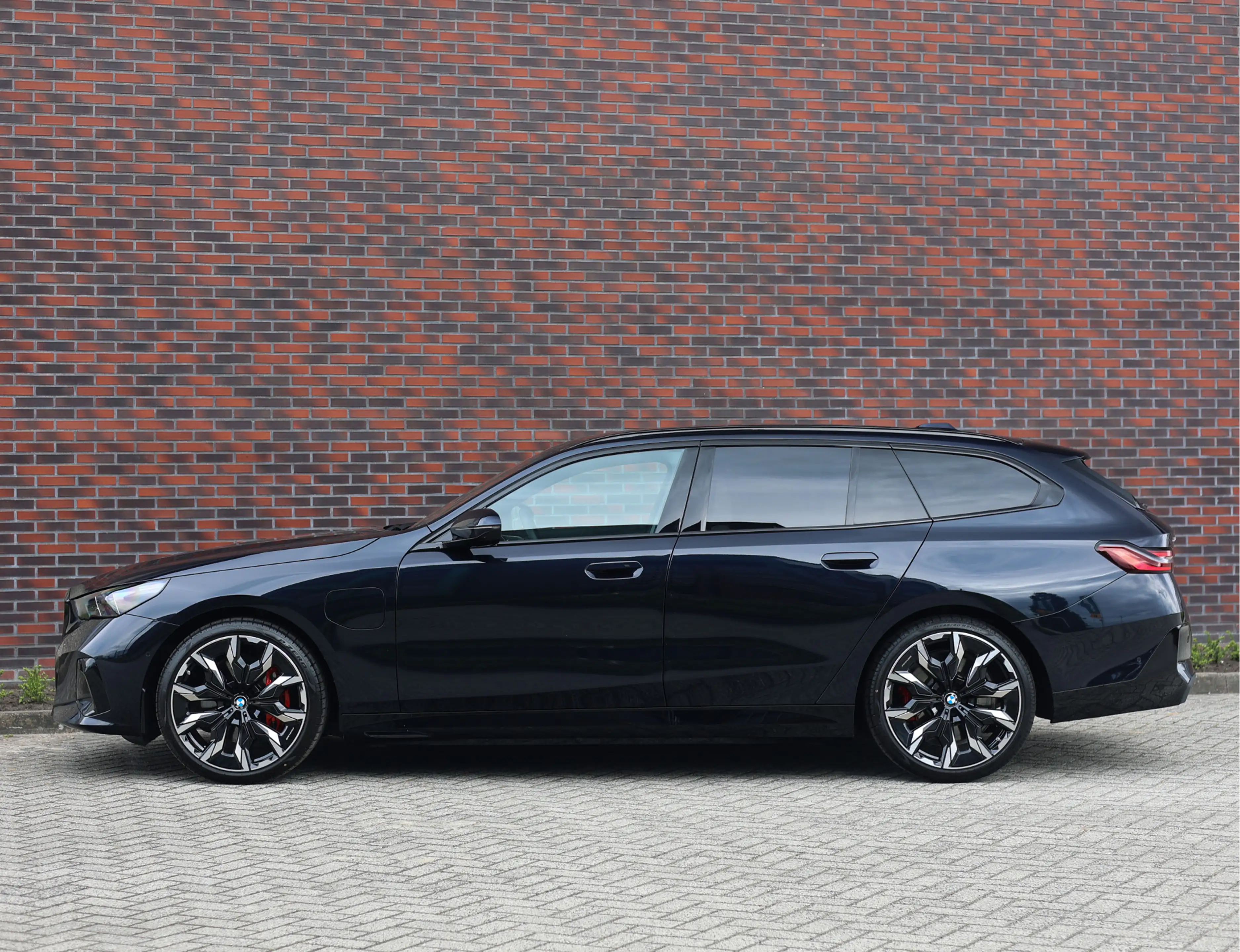 BMW 550 5-serie Touring 550e xDrive | Pano - Trekhaak - HU — photo 17