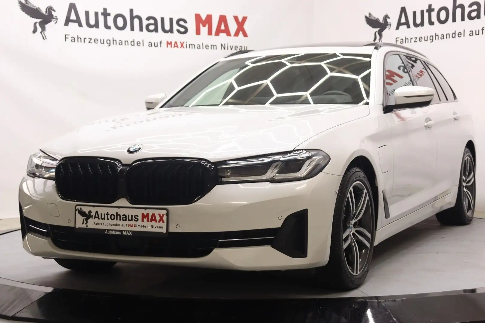 BMW 530 e~LASER~M-Sport Int.~Pano~LenkAss~360Kamera Blanc - 1