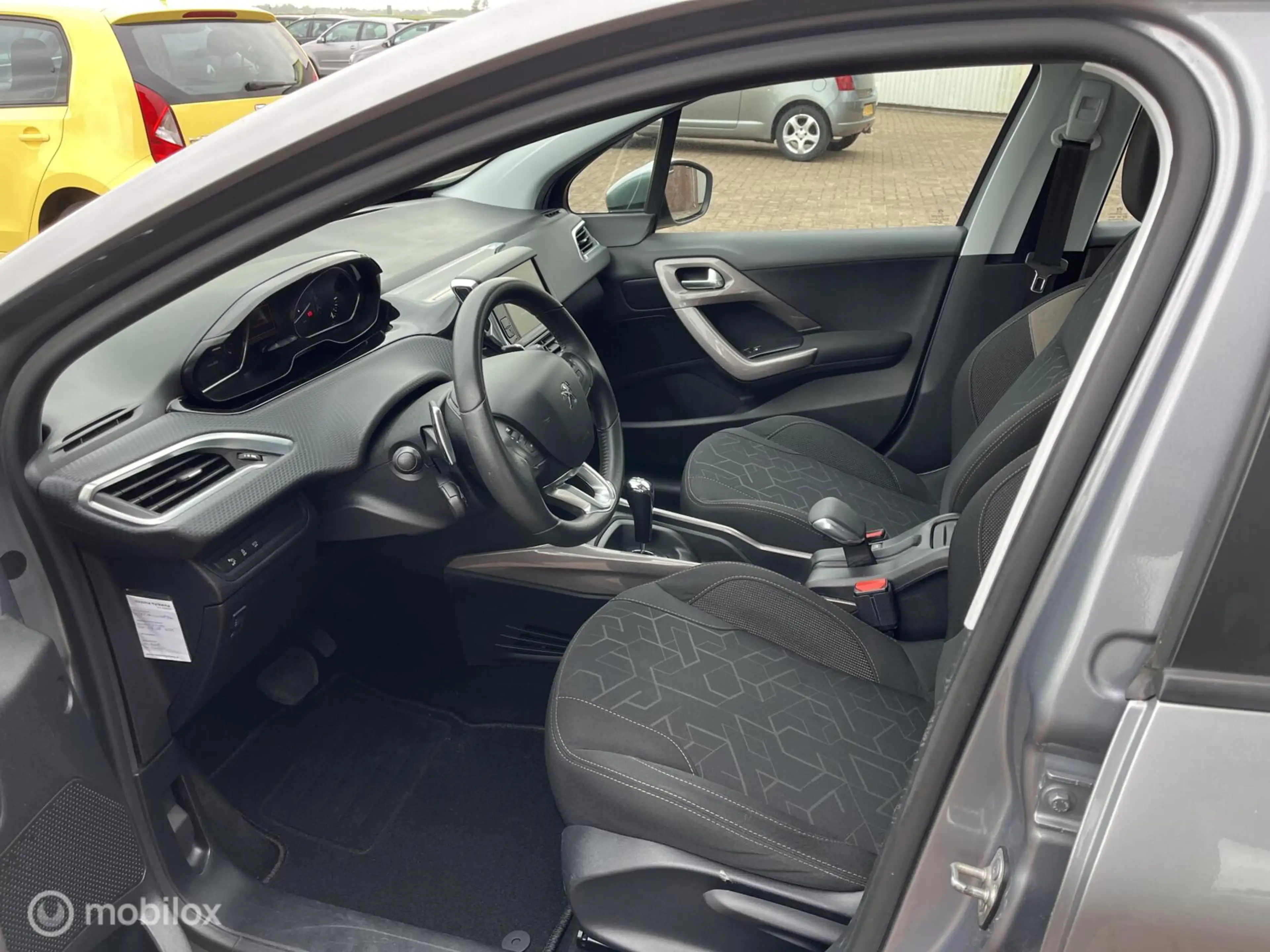 Peugeot 2008 1.2 PureTech Active automaat — photo 6