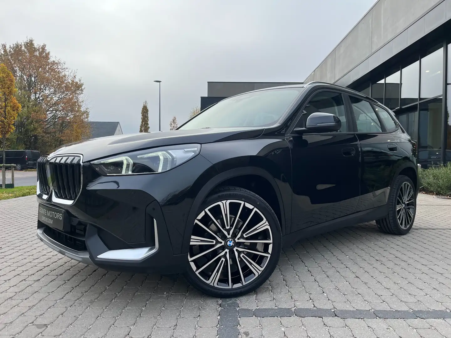 BMW X1 X1 sDrive18iA Widescreen/Leder/Sportzetels/Camera Zwart - 2