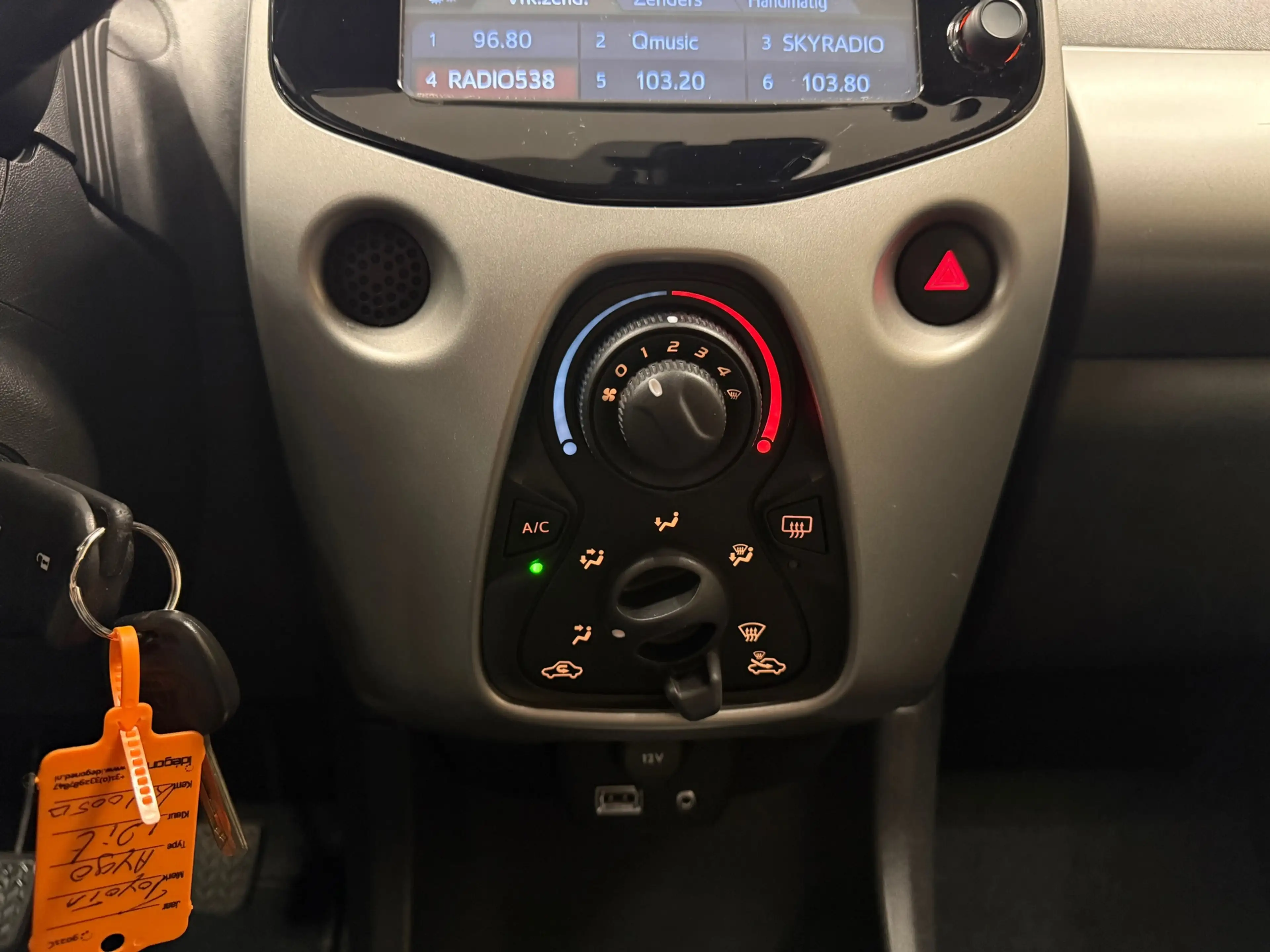 Toyota Aygo 1.0 VVT-i x-play * Navigatie / Camera / Airco / 5 — photo 20