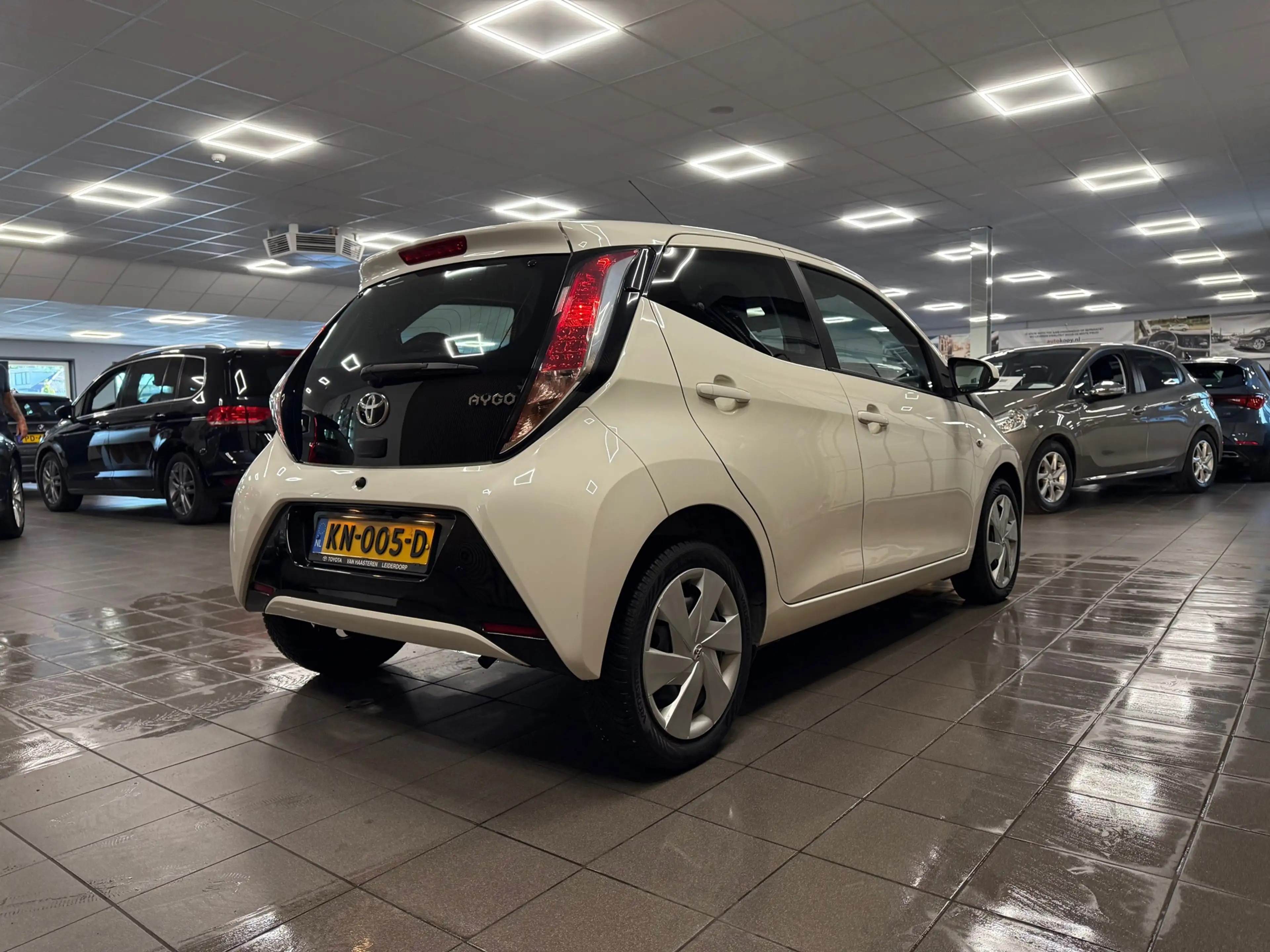 Toyota Aygo 1.0 VVT-i x-play * Navigatie / Camera / Airco / 5 — photo 6