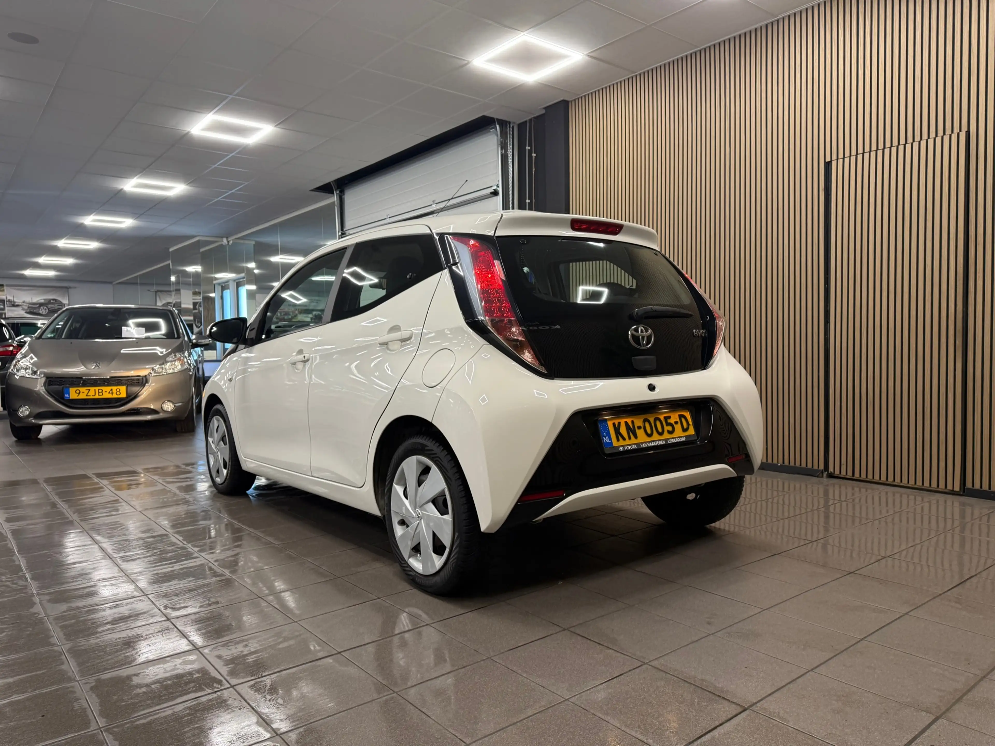 Toyota Aygo 1.0 VVT-i x-play * Navigatie / Camera / Airco / 5 — photo 3