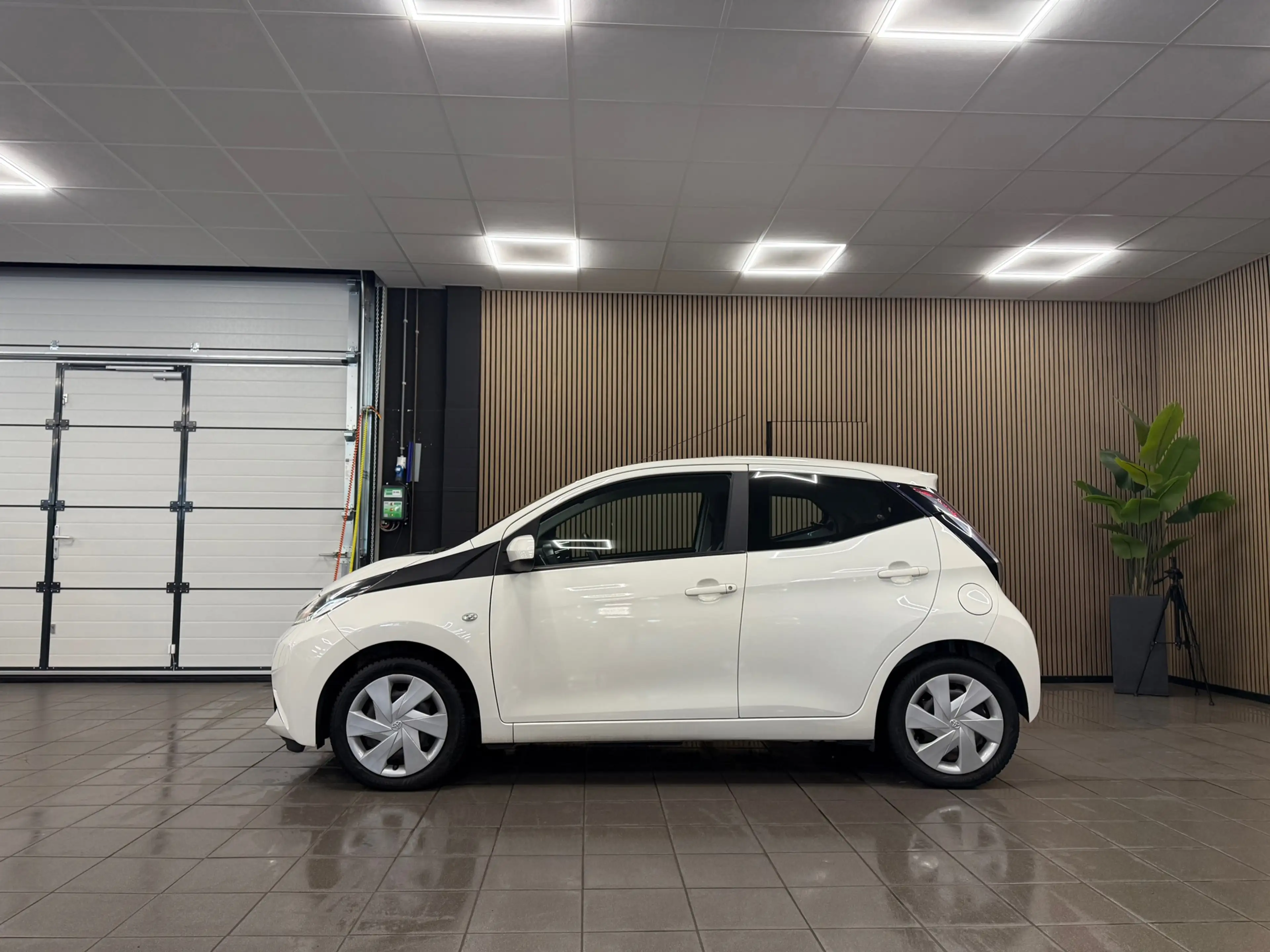 Toyota Aygo 1.0 VVT-i x-play * Navigatie / Camera / Airco / 5 — photo 2