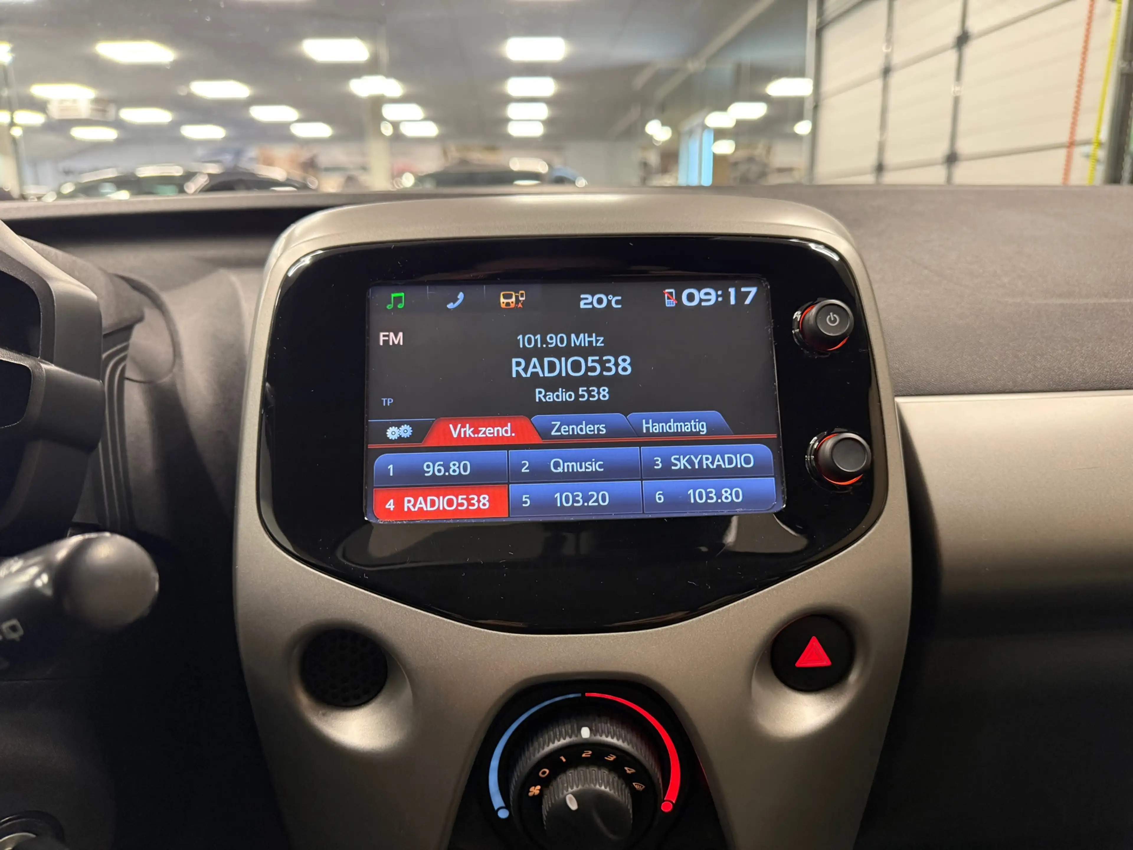 Toyota Aygo 1.0 VVT-i x-play * Navigatie / Camera / Airco / 5 — photo 17
