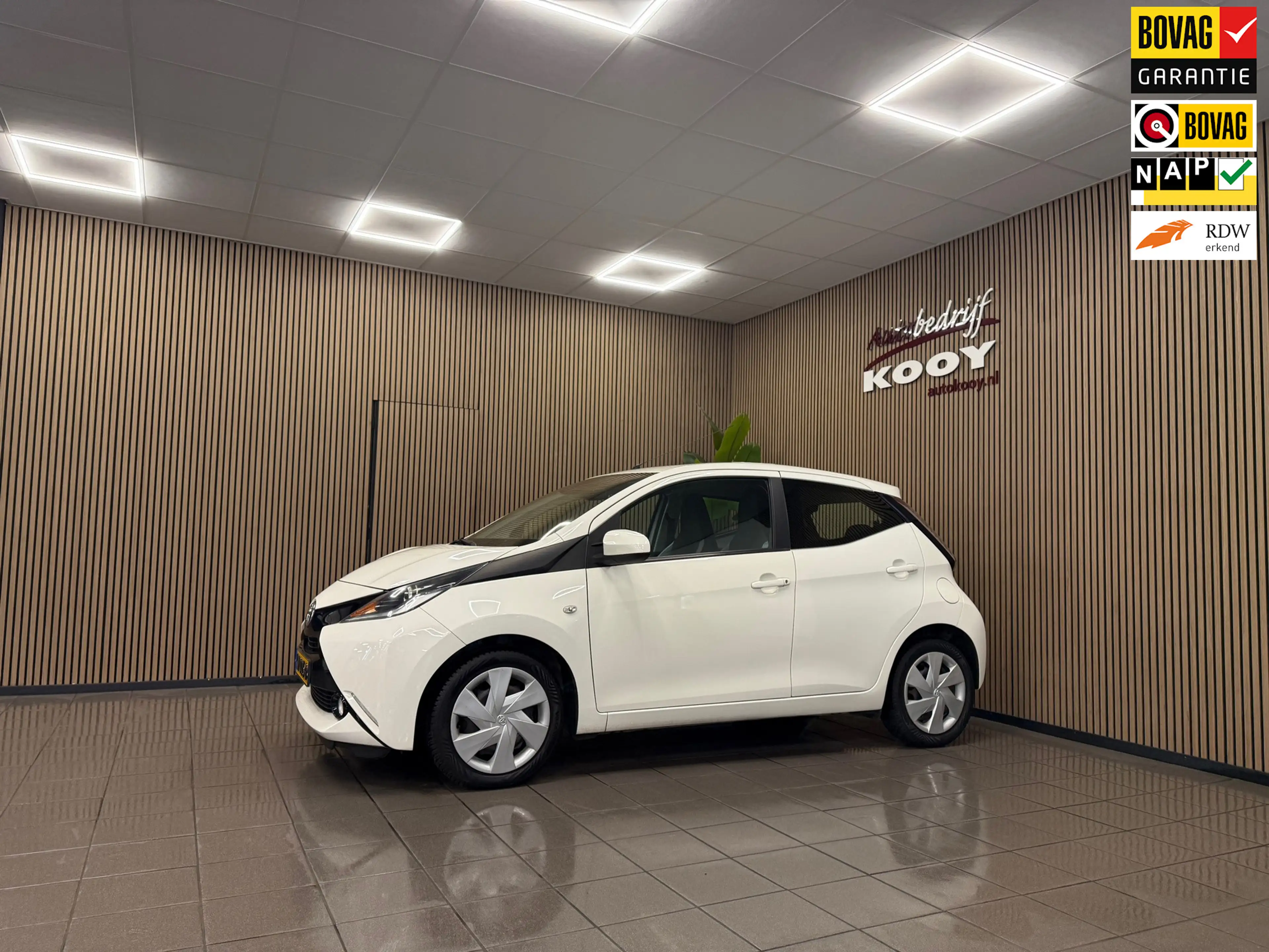 Toyota Aygo 1.0 VVT-i x-play * Navigatie / Camera / Airco / 5