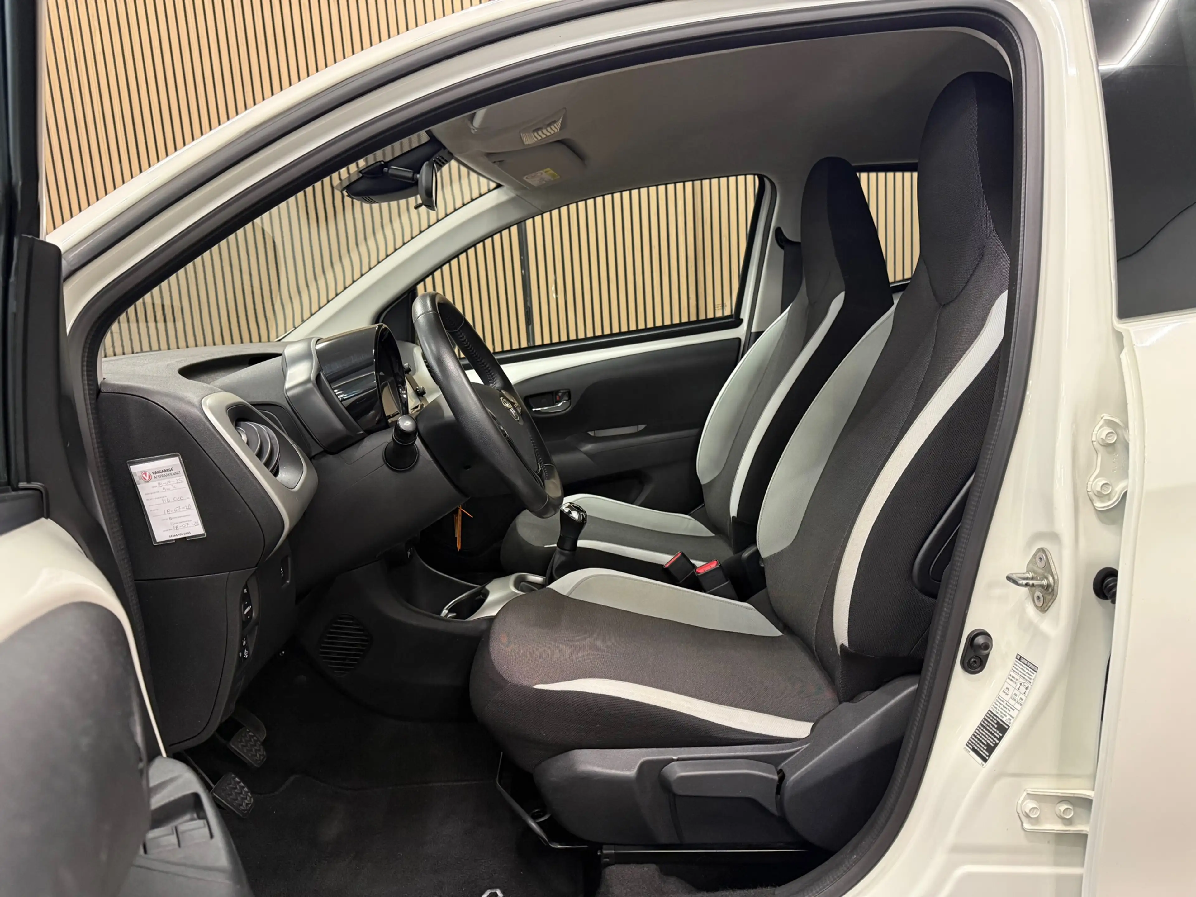 Toyota Aygo 1.0 VVT-i x-play * Navigatie / Camera / Airco / 5 — photo 11