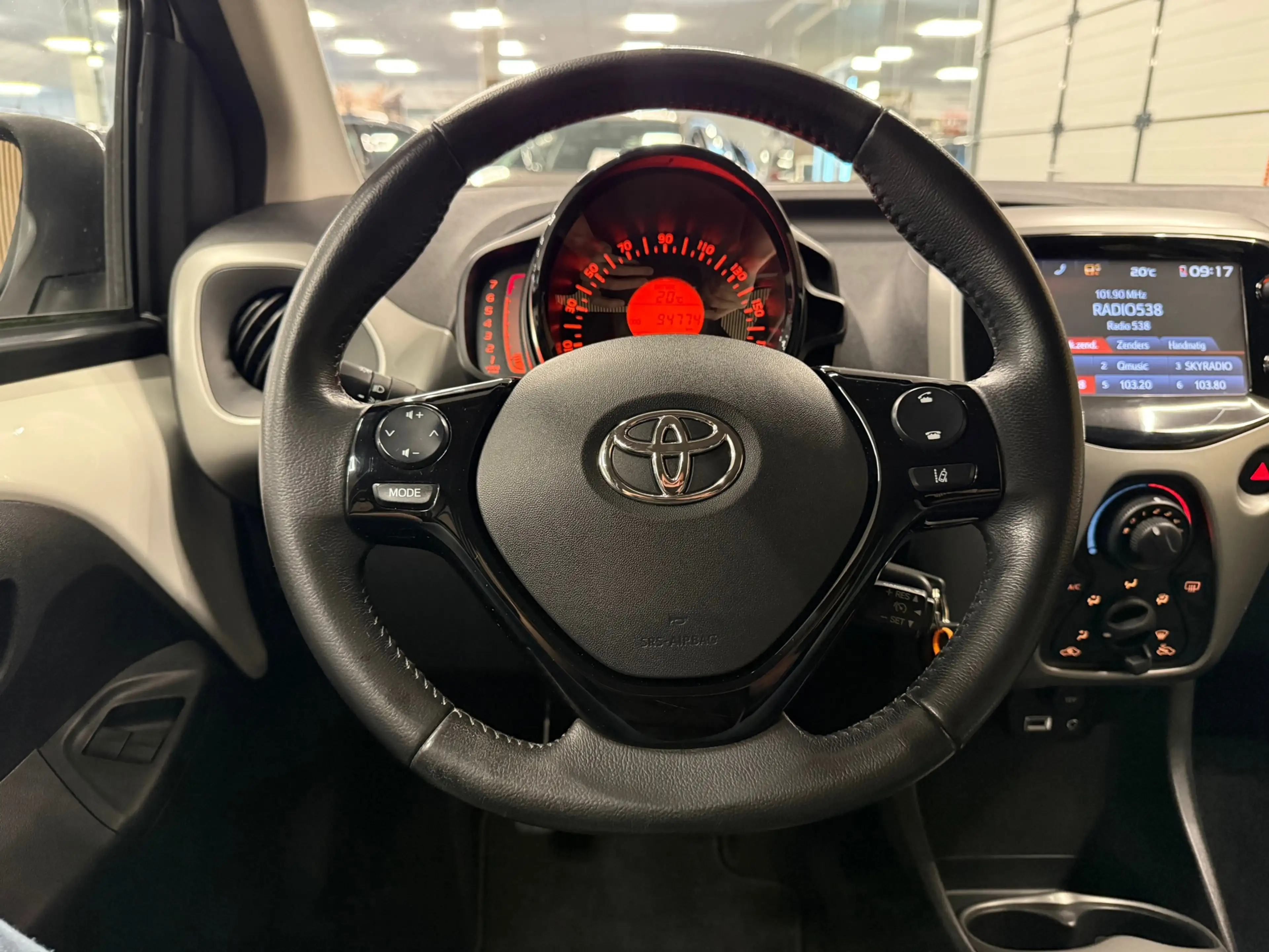 Toyota Aygo 1.0 VVT-i x-play * Navigatie / Camera / Airco / 5 — photo 14