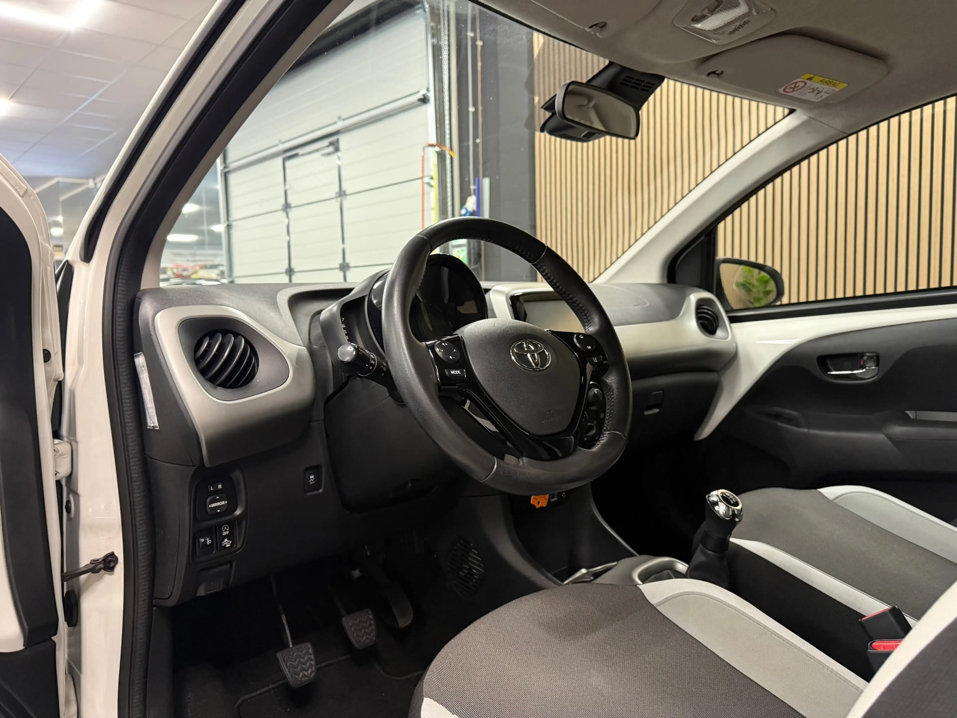 Toyota Aygo 1.0 VVT-i x-play * Navigatie / Camera / Airco / 5 — photo 12