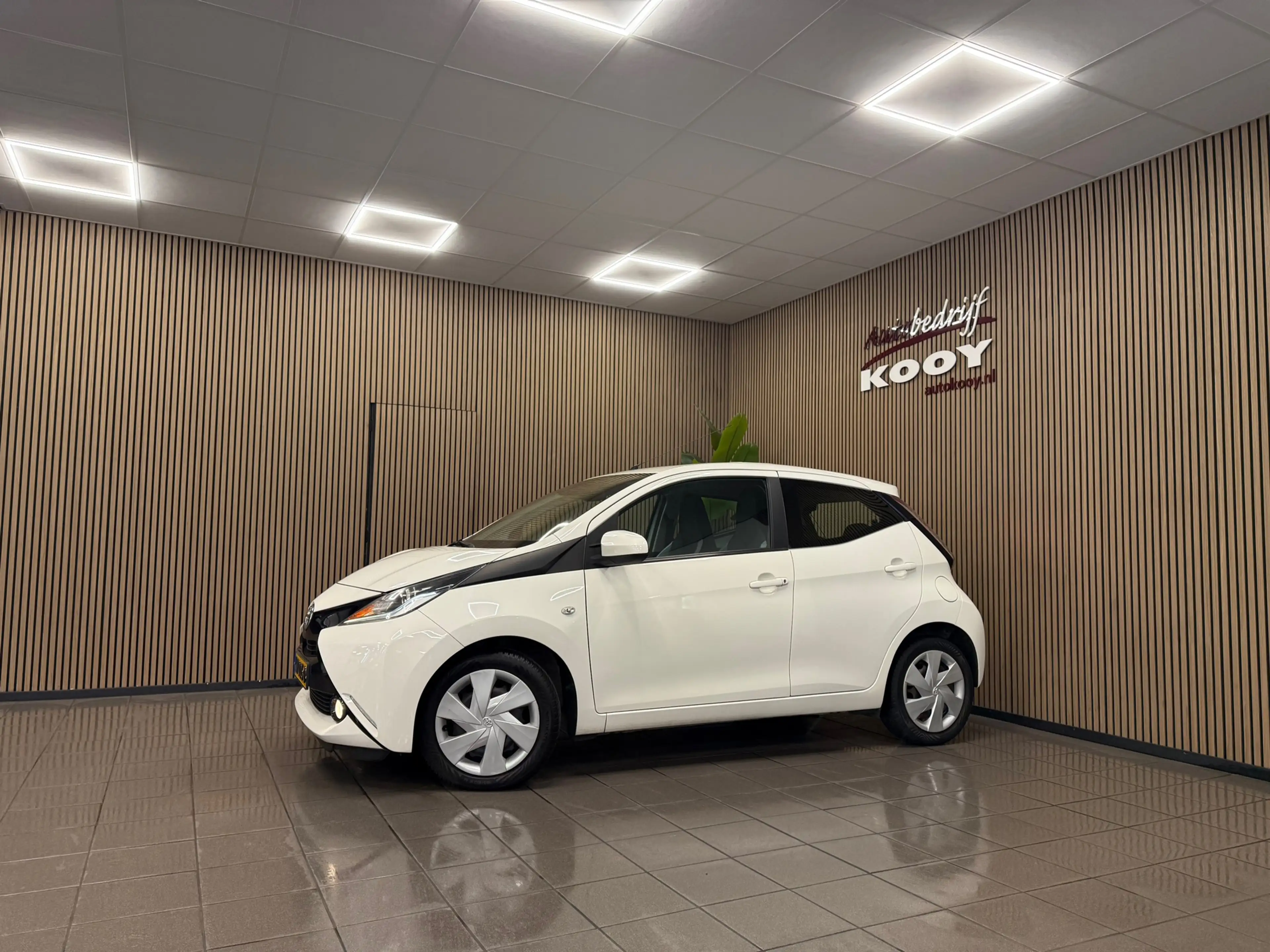Toyota Aygo 1.0 VVT-i x-play * Navigatie / Camera / Airco / 5 — photo 9