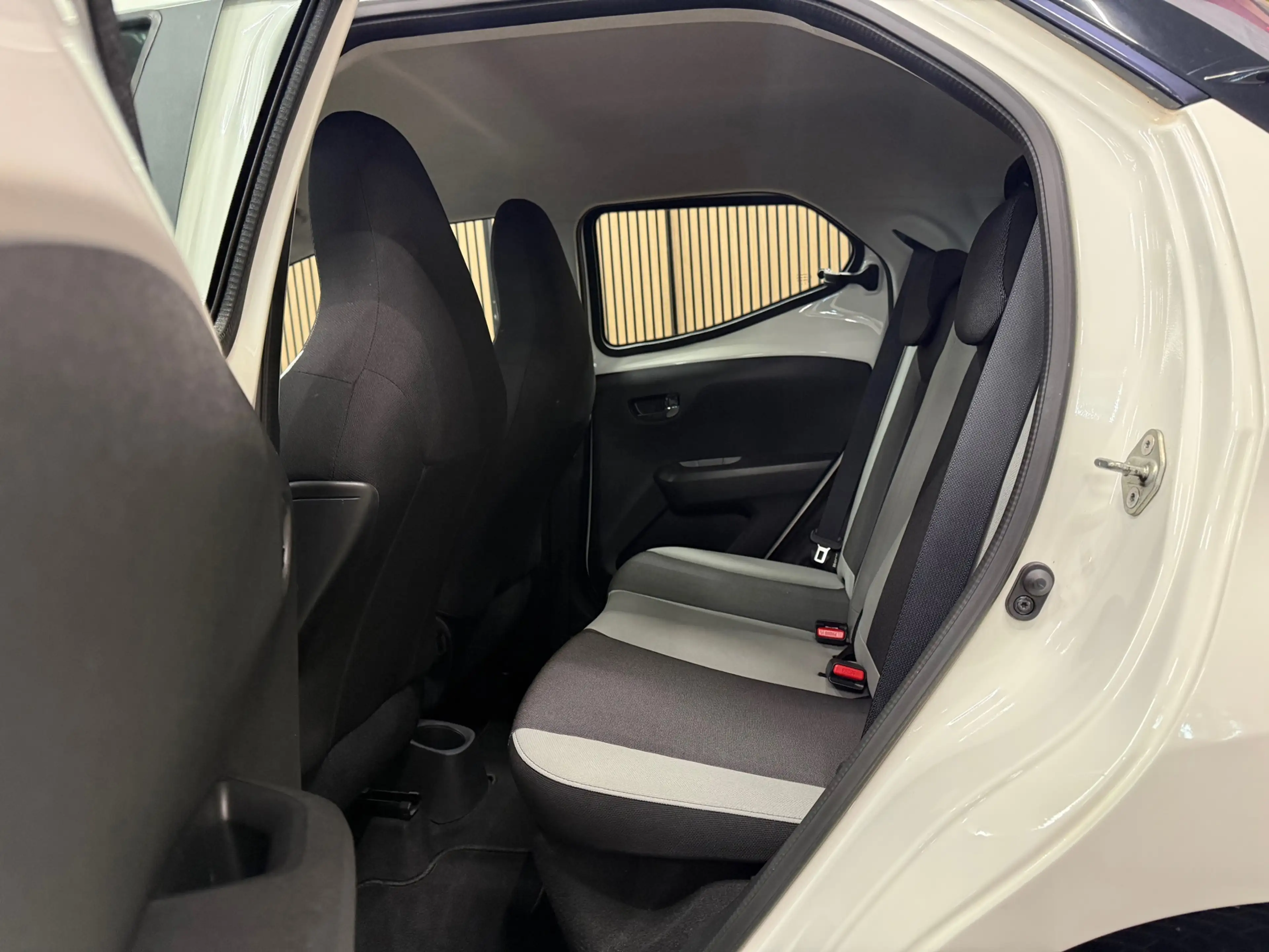 Toyota Aygo 1.0 VVT-i x-play * Navigatie / Camera / Airco / 5 — photo 23