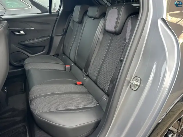 Peugeot 208 view 11