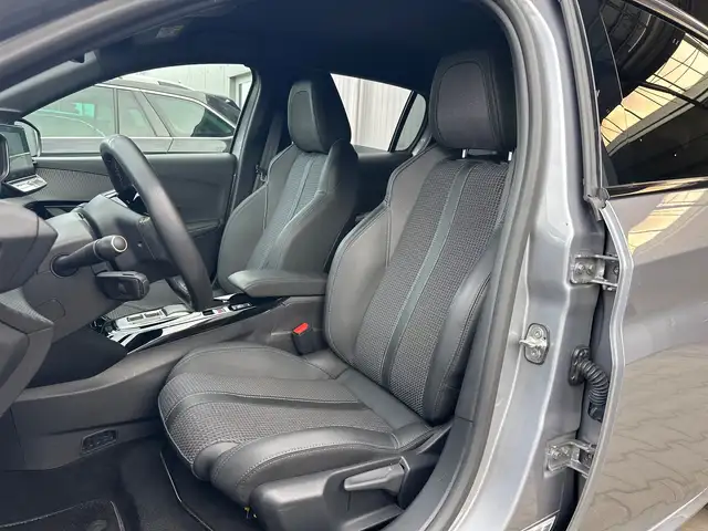 Peugeot 208 view 10