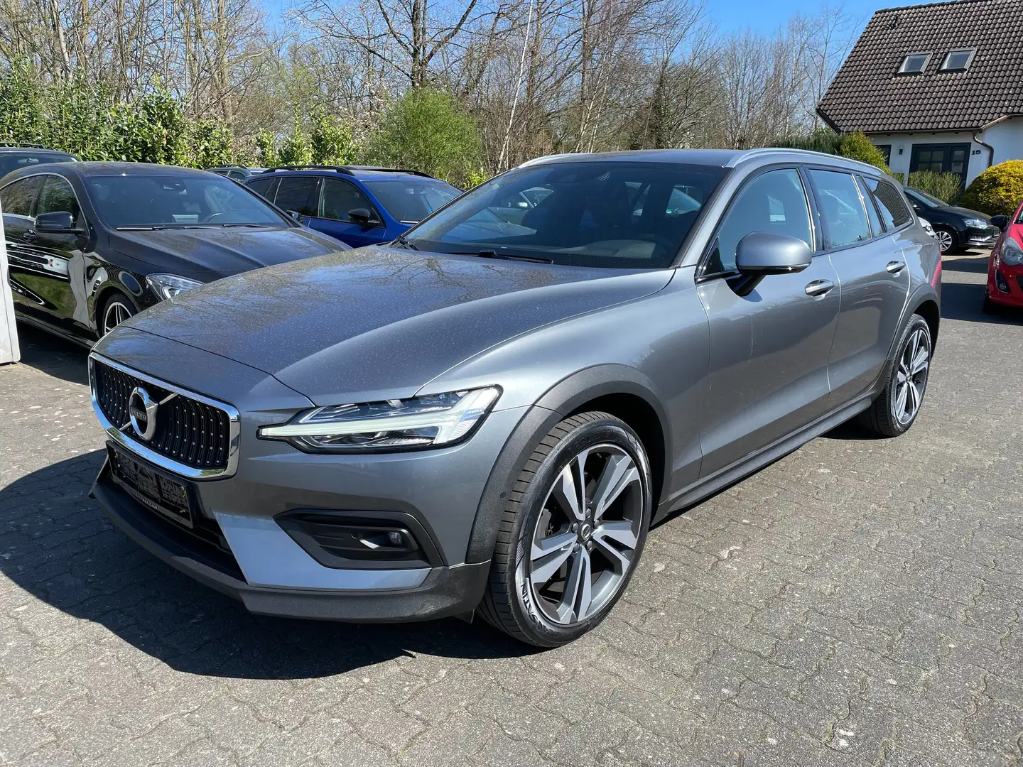 Volvo V60 Cross Country Pro AWD Dig.Tacho Massage Scheckheft Sitzklima TOP Сірий - 2