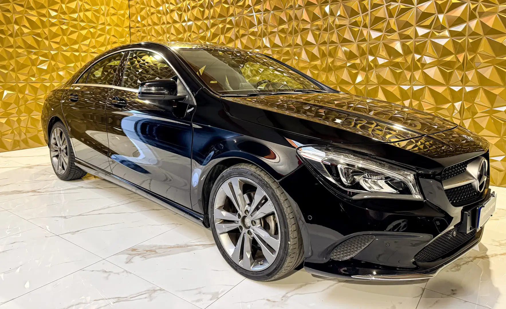 Mercedes-Benz CLA 180 CLA 180 Executive FL Zwart - 1