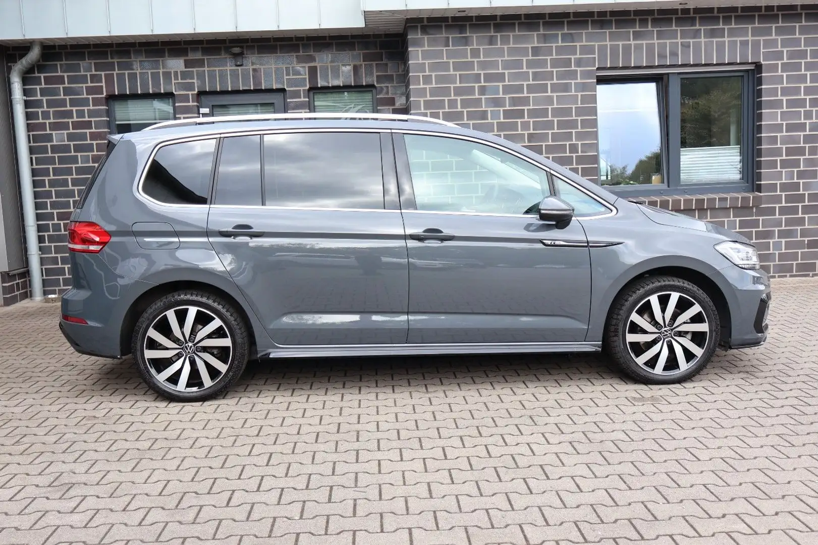 Volkswagen Touran Highline DSG/7-Sitzer/AHK/LED/Kamera Grau - 1