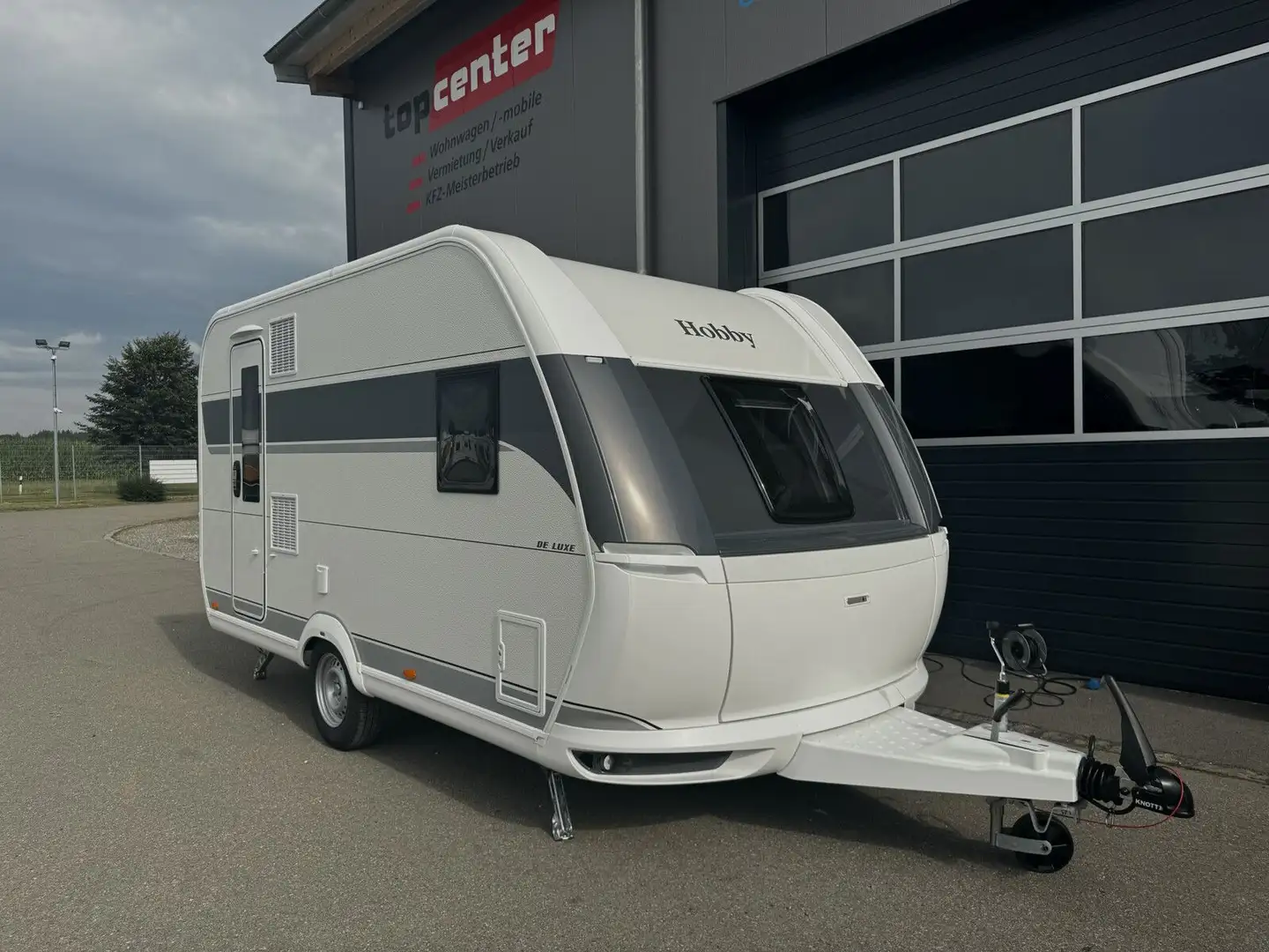 Hobby De Luxe 400 SFe Modell 2025 - Duscharmatur Weiß - 1