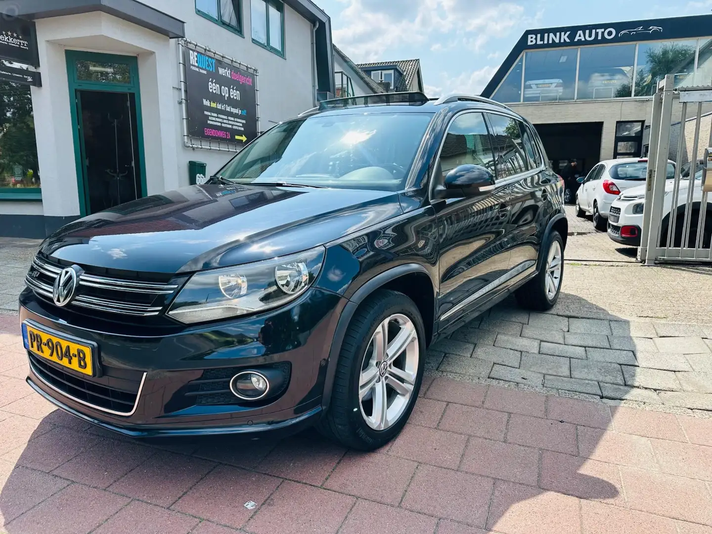 Volkswagen Tiguan 1.4 TSI Sport&Style R-line Edition Panorama Garant Zwart - 1