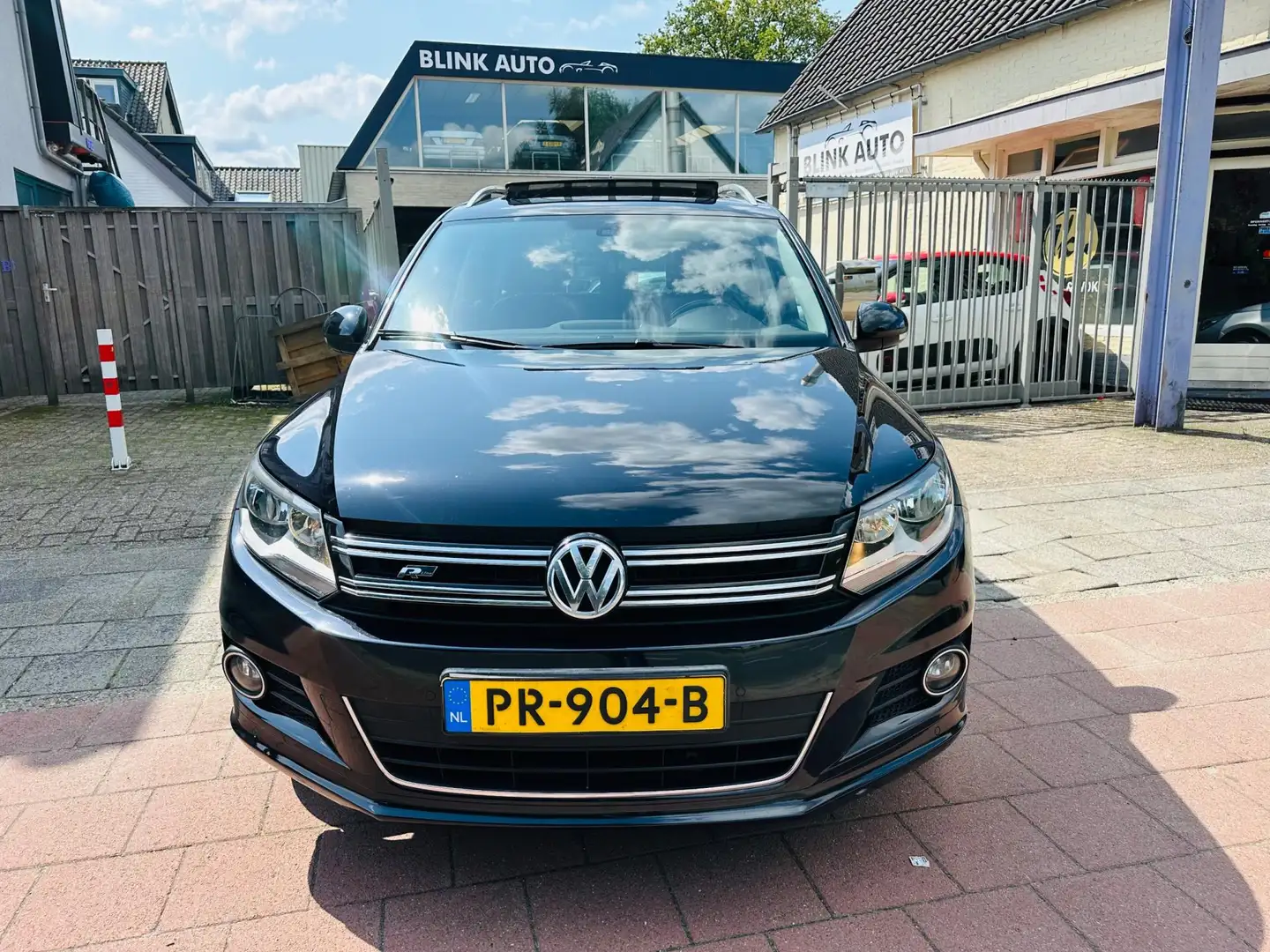Volkswagen Tiguan 1.4 TSI Sport&Style R-line Edition Panorama Garant Zwart - 2