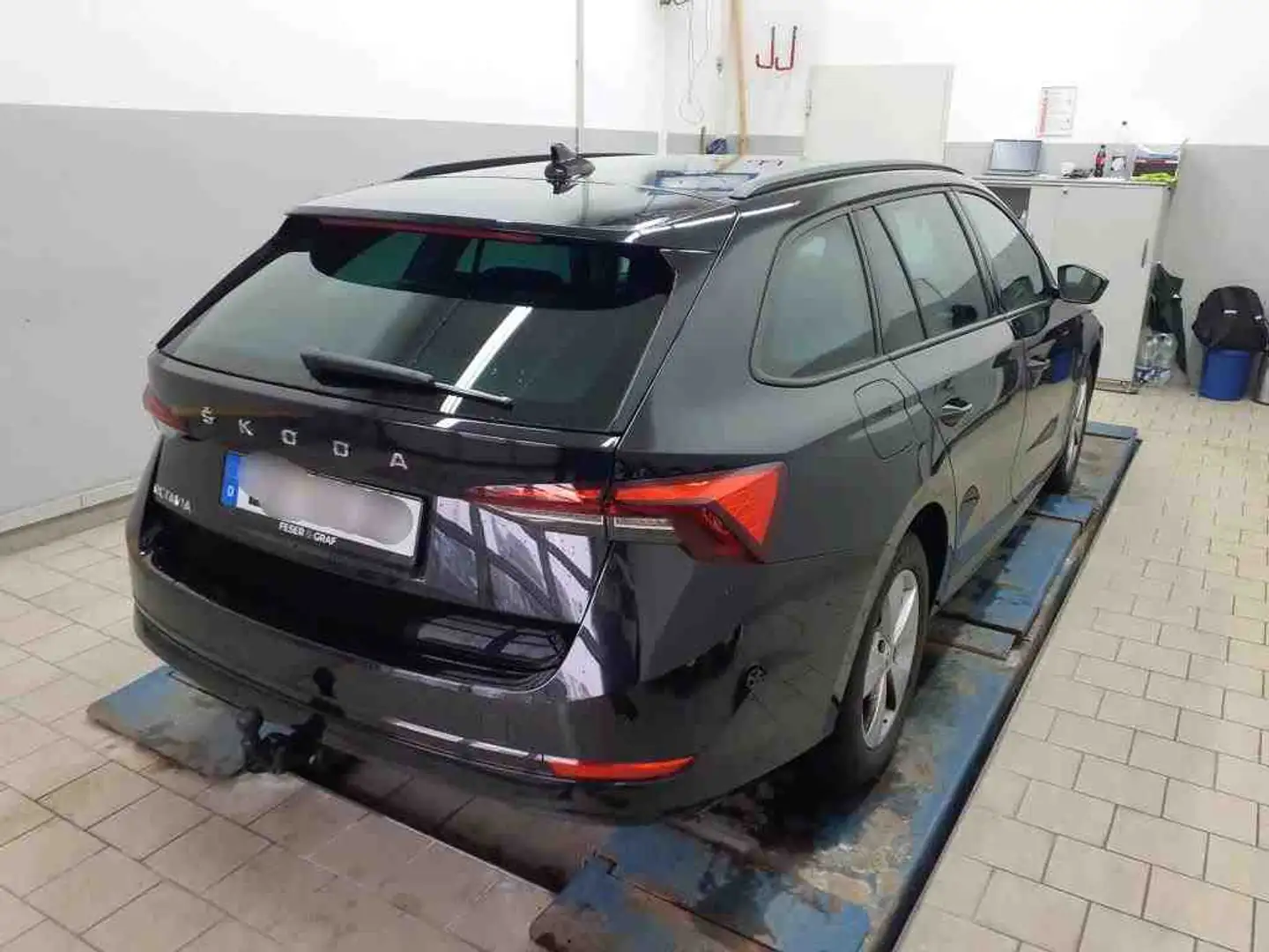 Skoda Octavia Combi 2.0 TDI DSG Ambition AHK*ACC*2xSHZ*N Schwarz - 2