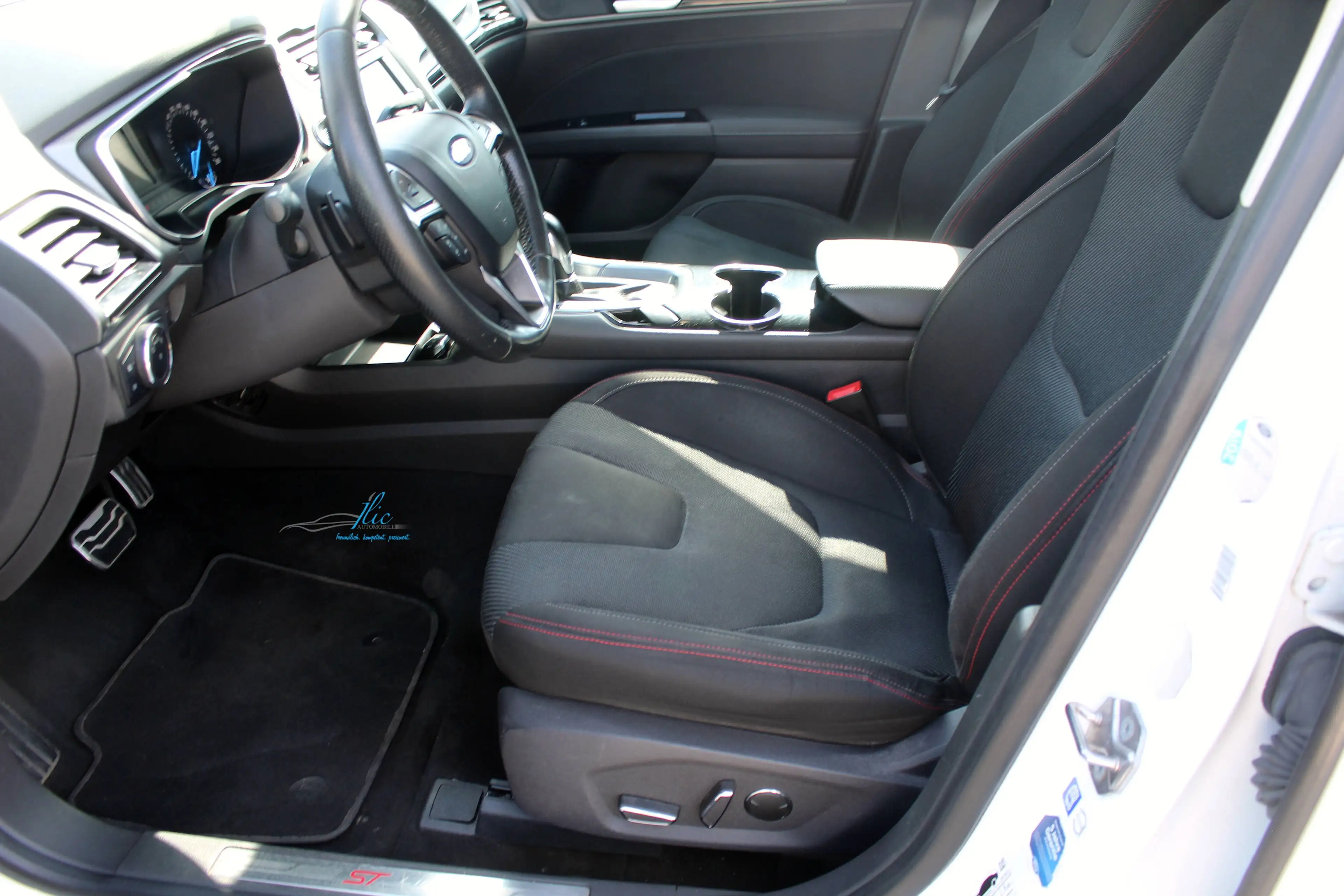 Ford Mondeo Turnier ST-Line/NAVI/LED/AHK/ALU18/KAMERA_.Leichte Hageschaden! — photo 13