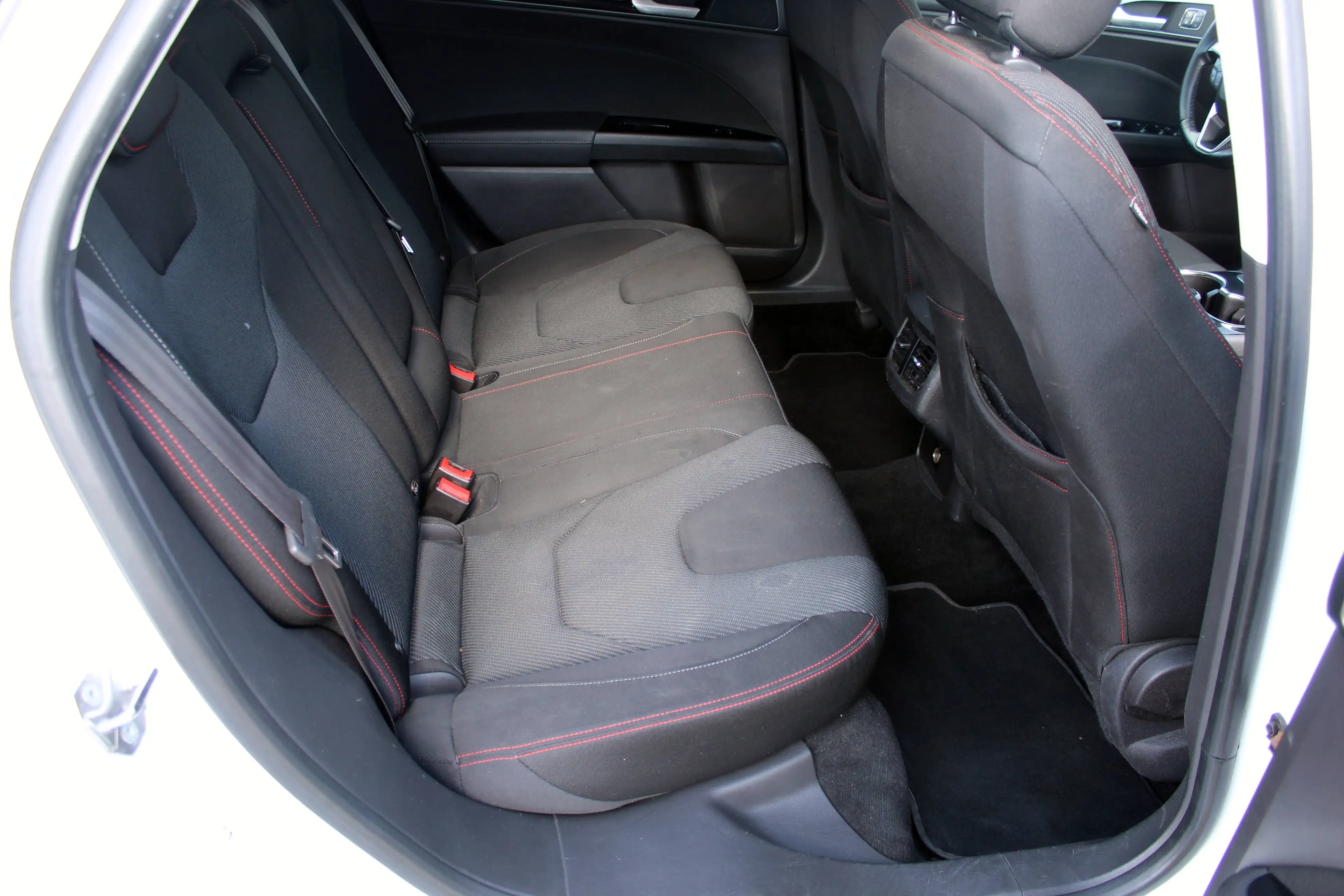 Ford Mondeo Turnier ST-Line/NAVI/LED/AHK/ALU18/KAMERA_.Leichte Hageschaden! — photo 14