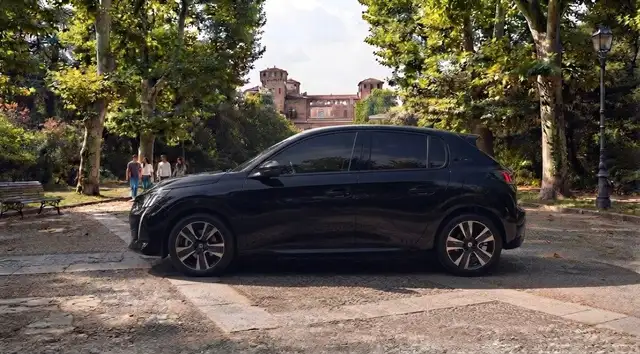 Peugeot 208 view 4