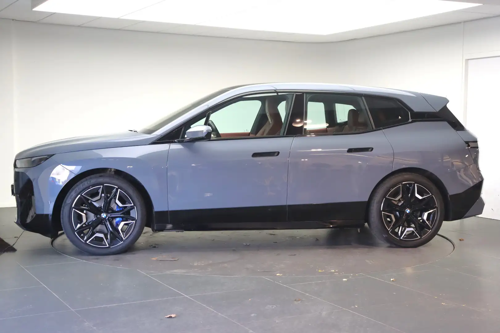 BMW iX xDrive50 Sport / Panoramadak / Trekhaak / Soft-Clo Grijs - 2