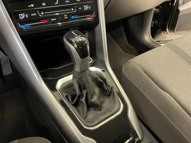 Volkswagen T-Roc view 9