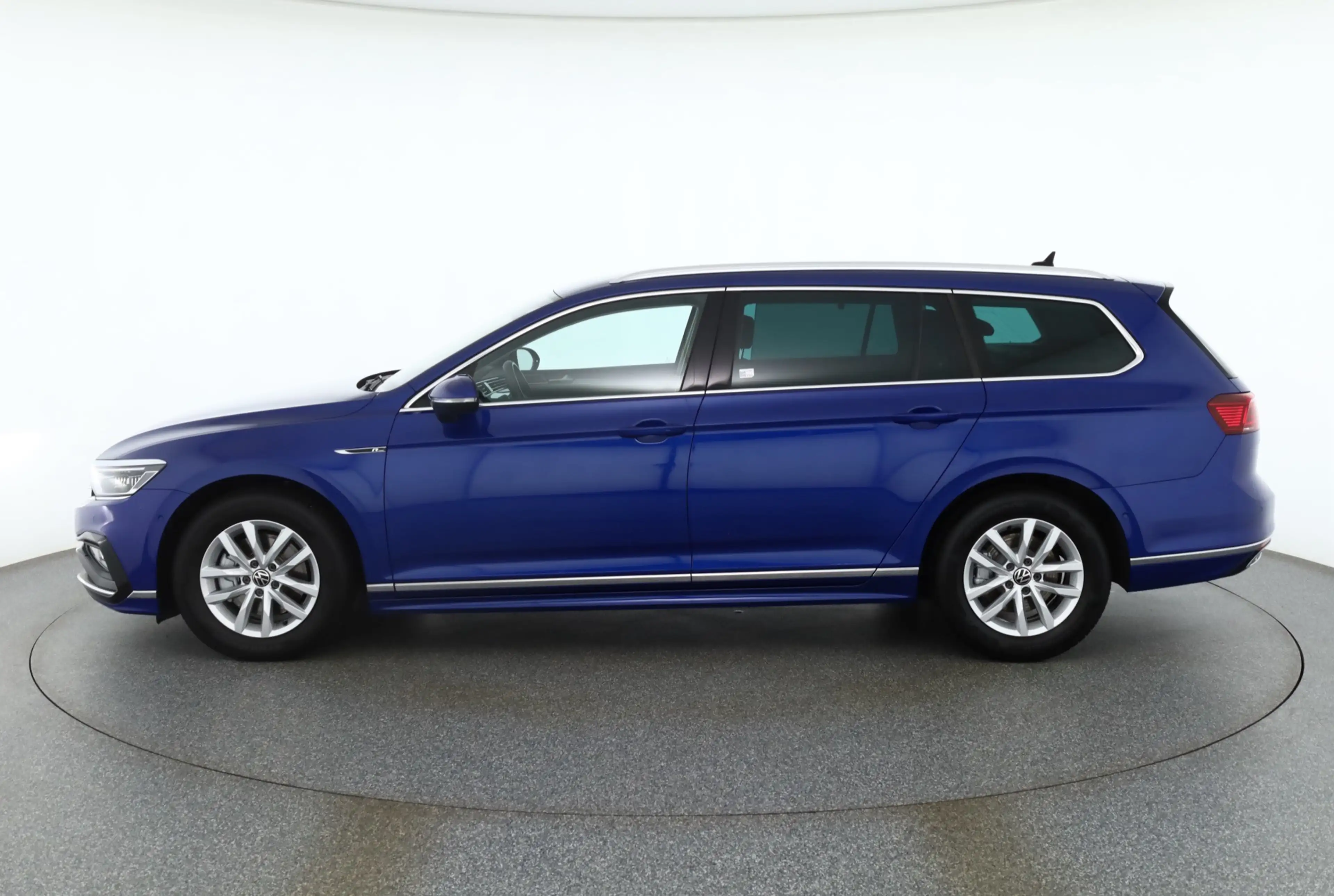 Volkswagen Passat Variant 2.0 TDI DSG R-Line LED 360° Navi — photo 2