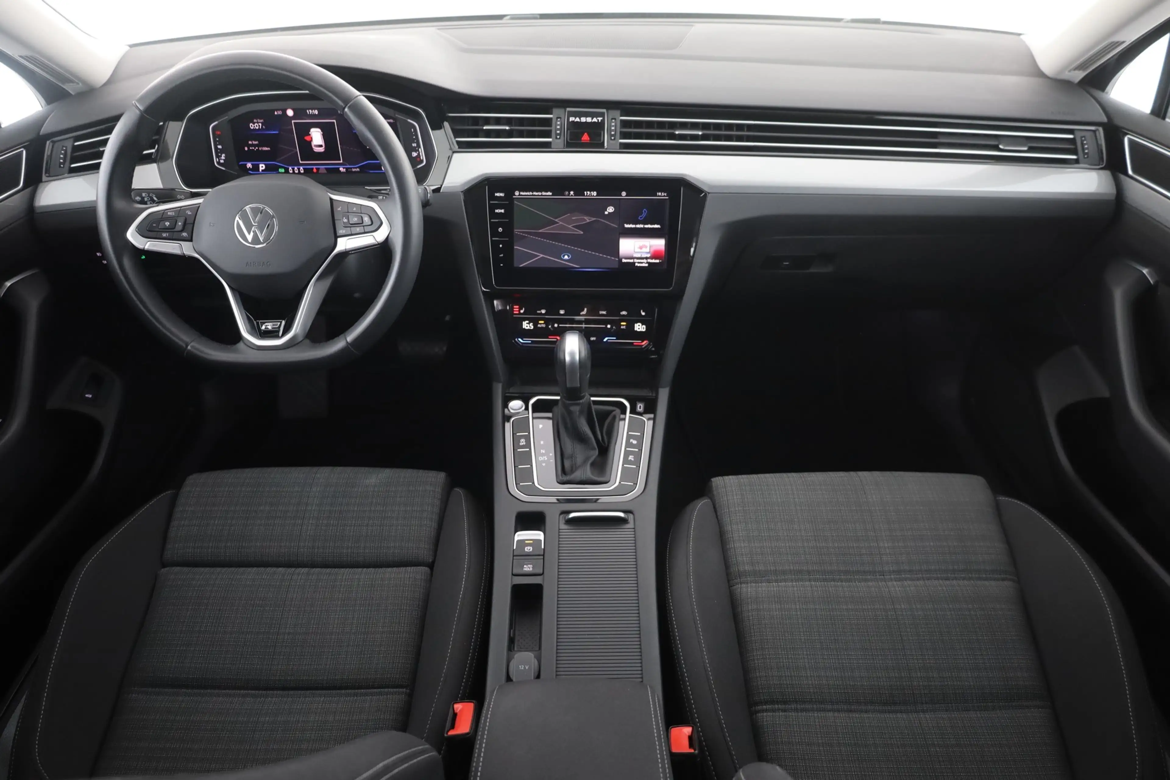 Volkswagen Passat Variant 2.0 TDI DSG R-Line LED 360° Navi — photo 9
