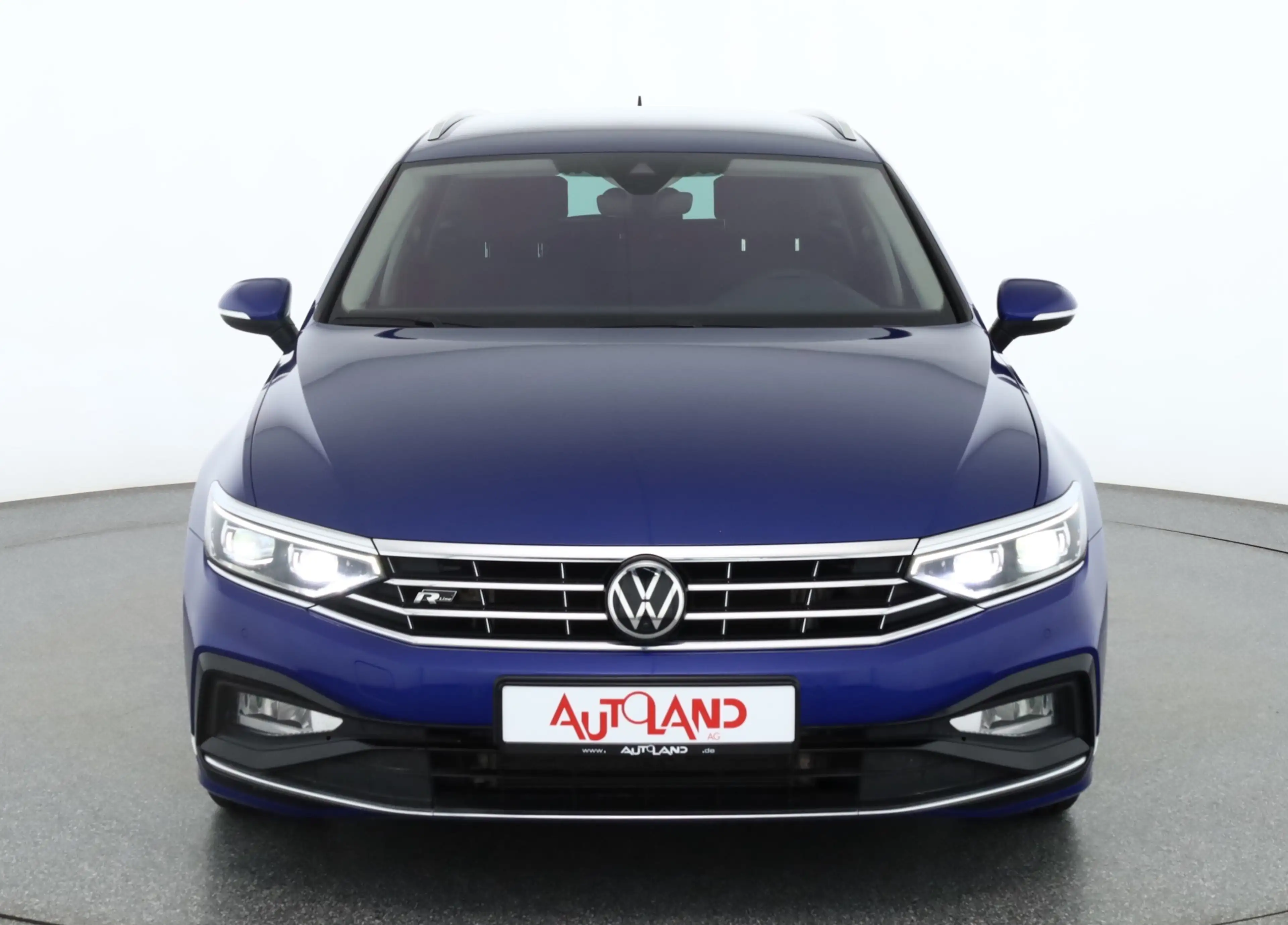 Volkswagen Passat Variant 2.0 TDI DSG R-Line LED 360° Navi — photo 8