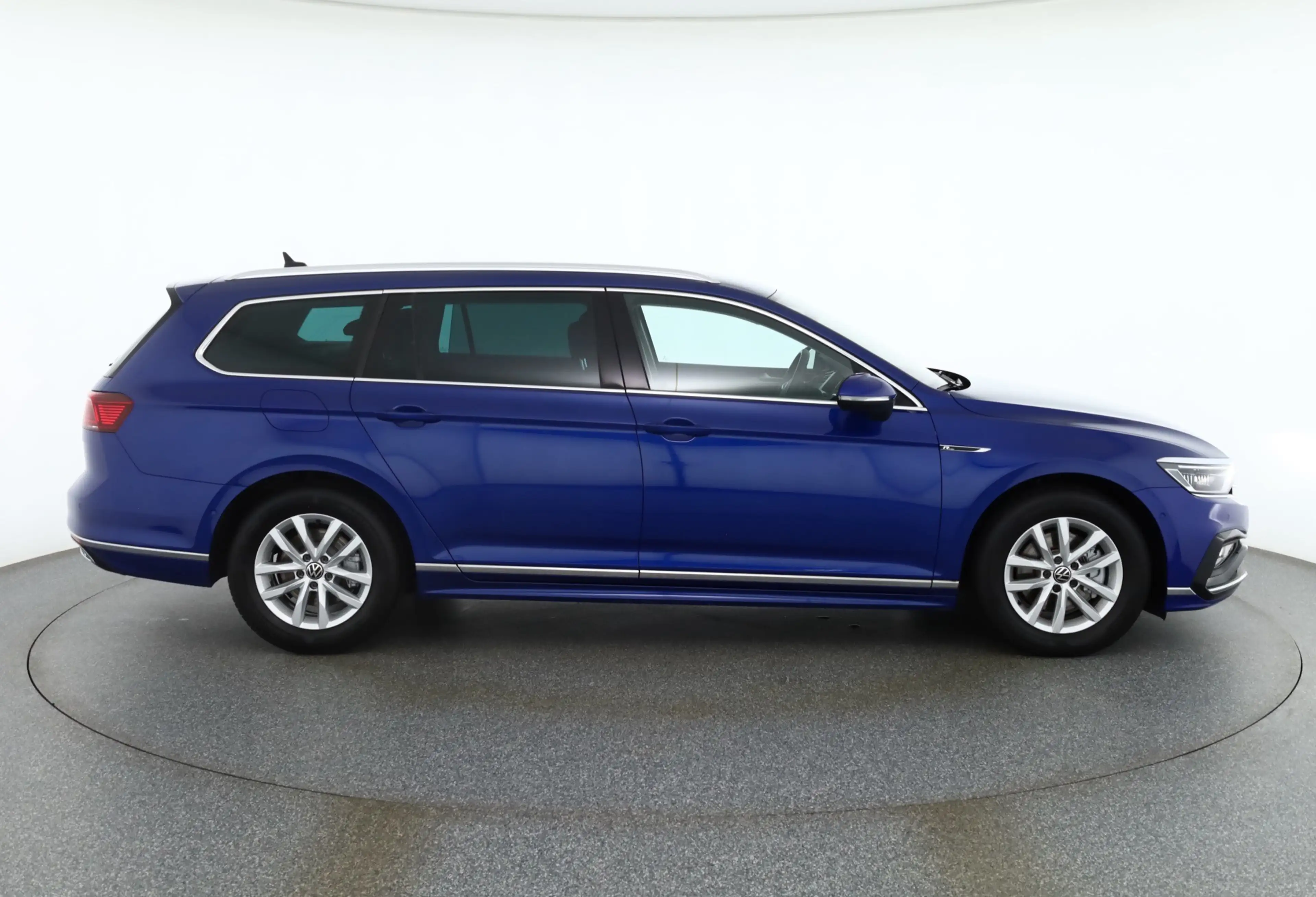Volkswagen Passat Variant 2.0 TDI DSG R-Line LED 360° Navi — photo 6