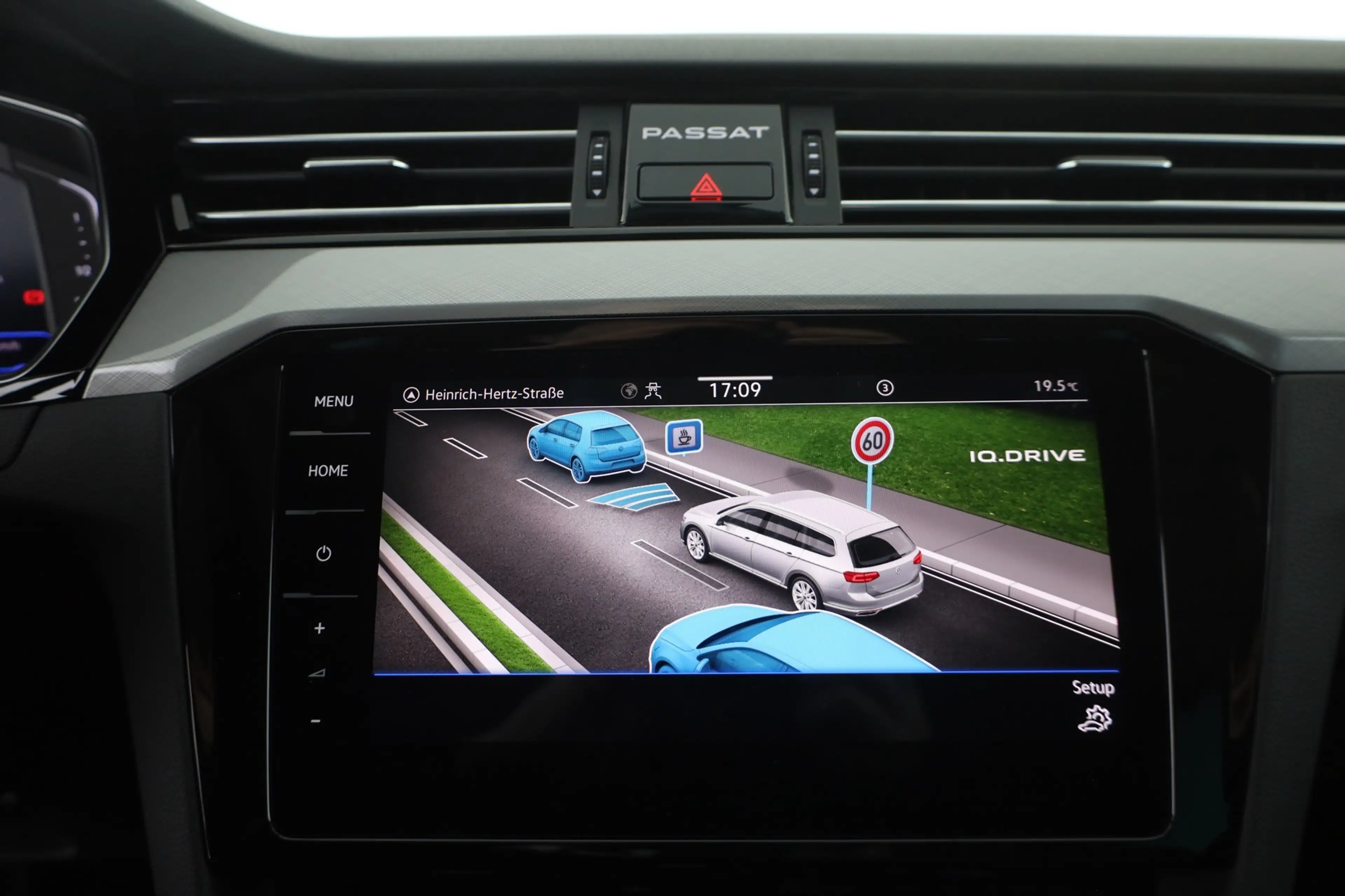Volkswagen Passat Variant 2.0 TDI DSG R-Line LED 360° Navi — photo 14