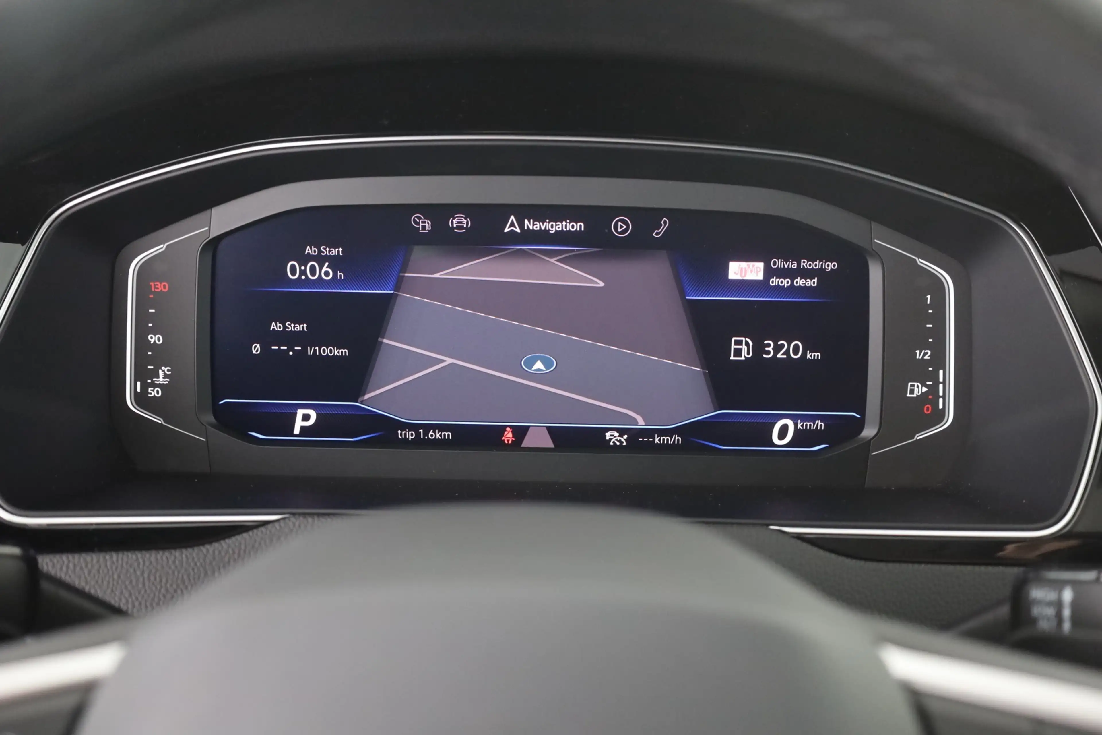 Volkswagen Passat Variant 2.0 TDI DSG R-Line LED 360° Navi — photo 12