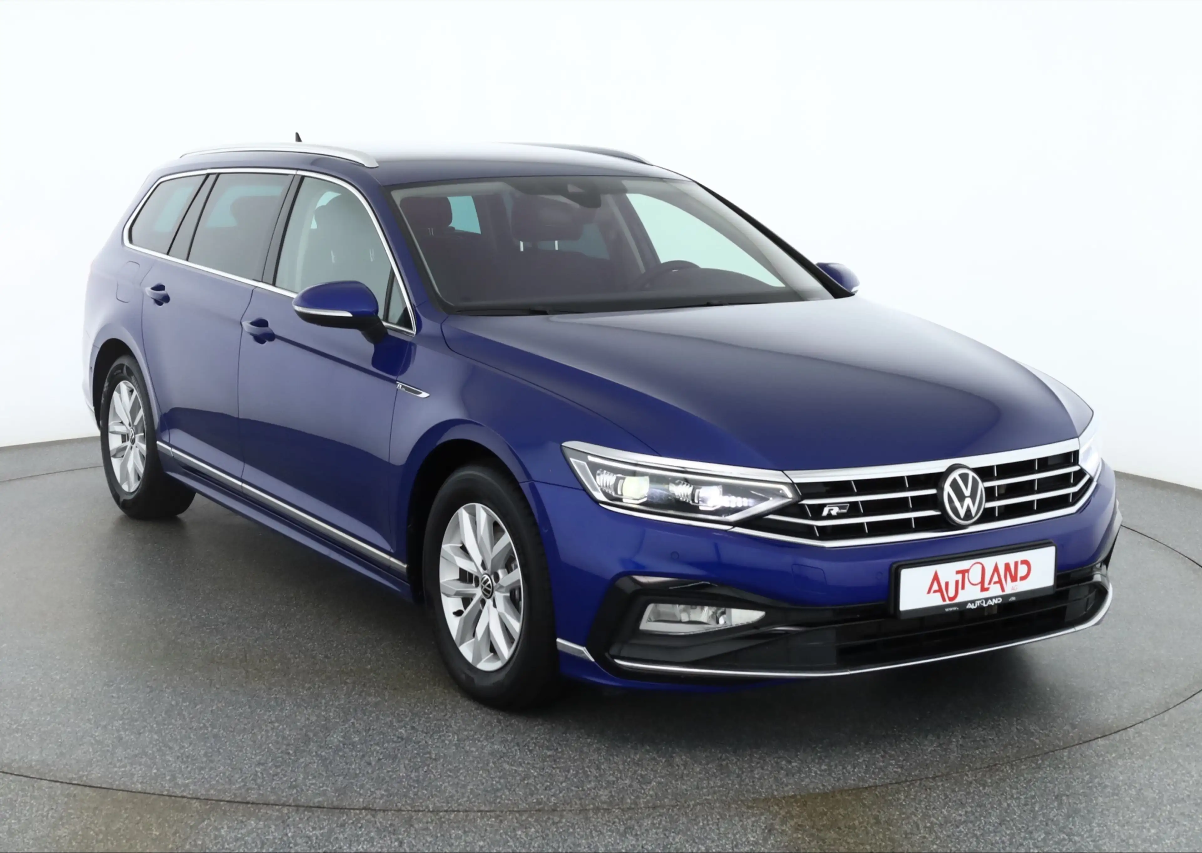 Volkswagen Passat Variant 2.0 TDI DSG R-Line LED 360° Navi — photo 7
