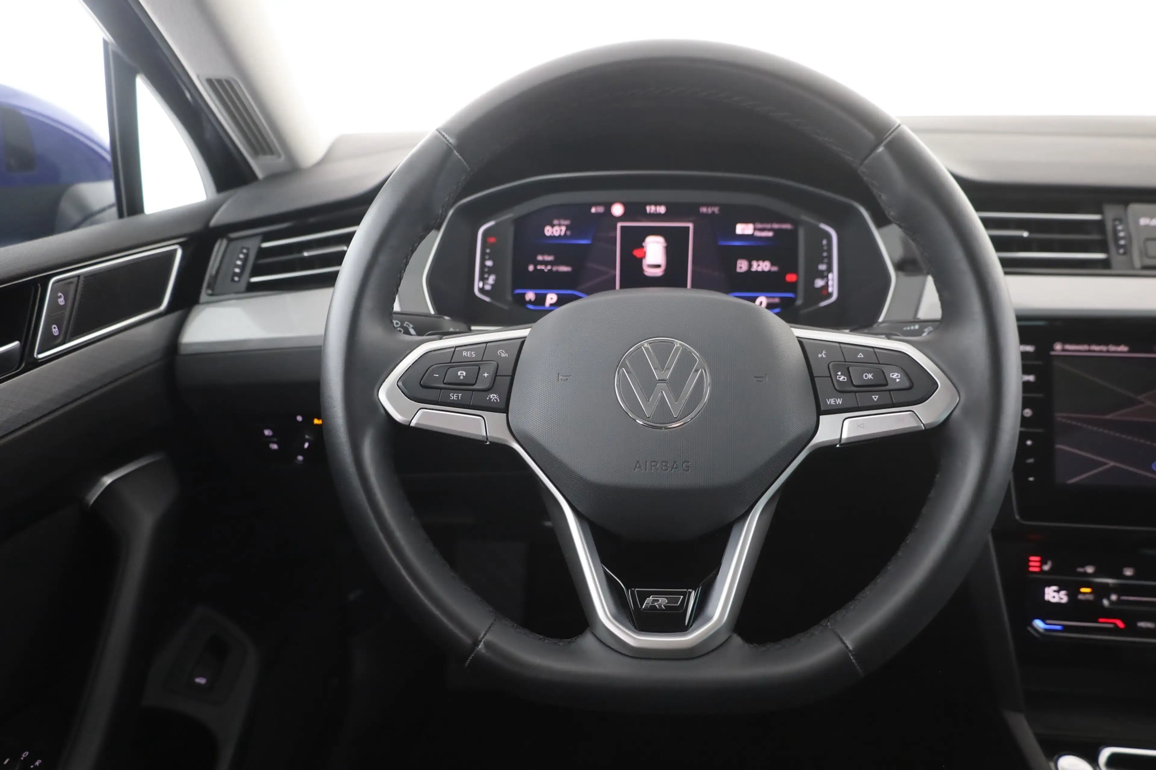 Volkswagen Passat Variant 2.0 TDI DSG R-Line LED 360° Navi — photo 10
