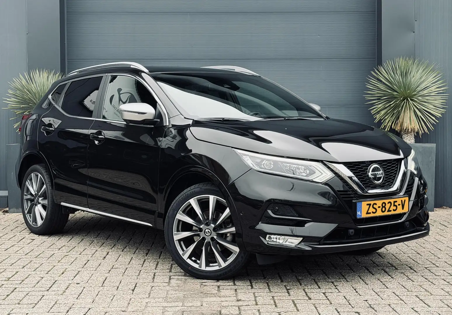 Nissan Qashqai 1.3 DIG-T Tekna Pano/Navi/Camera Schwarz - 1