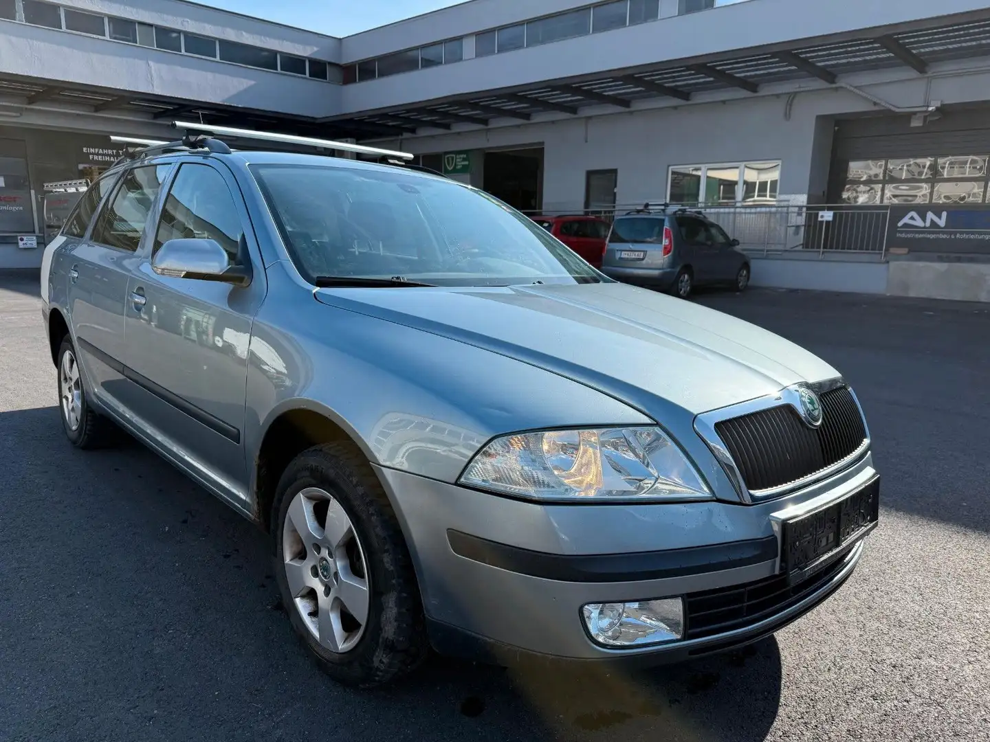 Skoda Octavia Combi 4X4 Grau - 2