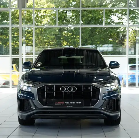 Audi Q8 view 3