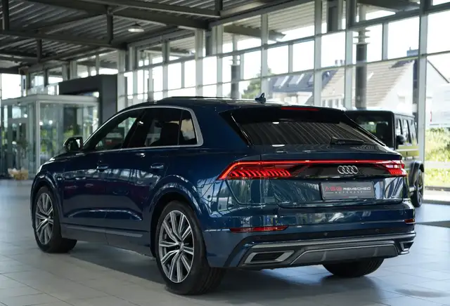 Audi Q8 view 9