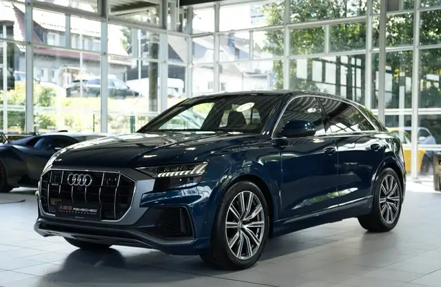 Audi Q8 view 4