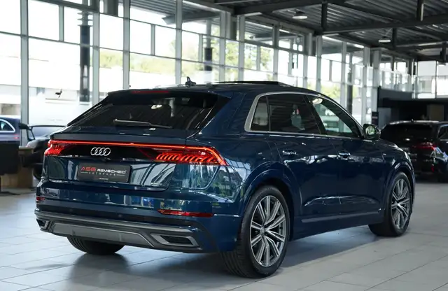 Audi Q8 view 7