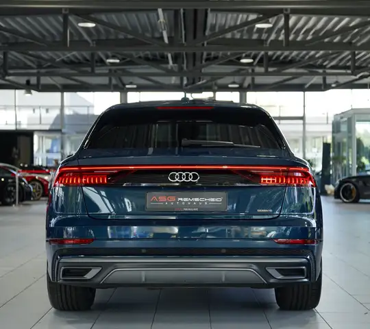 Audi Q8 view 8