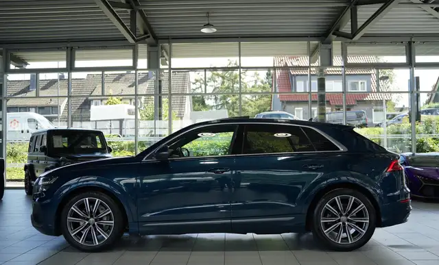 Audi Q8 view 10