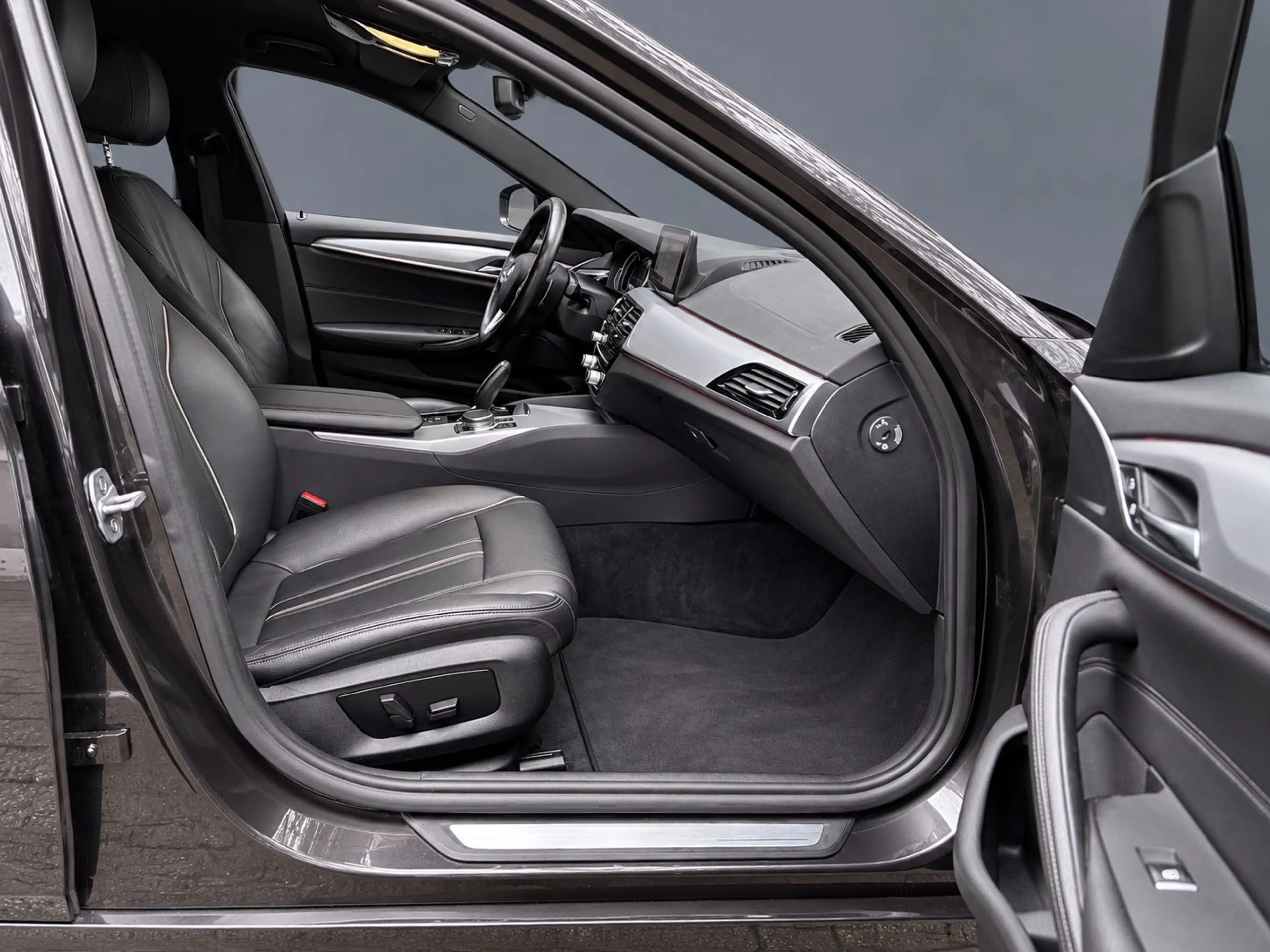 BMW 530 d xDrive Luxury Line * LEDER * NAVI * ACC * — photo 8