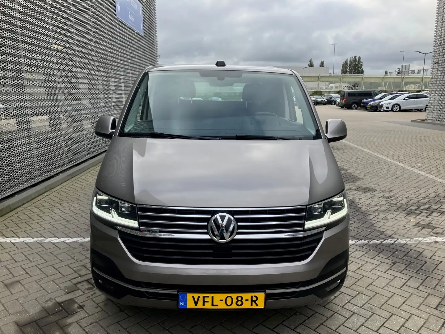 Volkswagen T6.1 Transporter 2.0 TDI DSG L1H1 28 4Motion Bulli Beige - 2