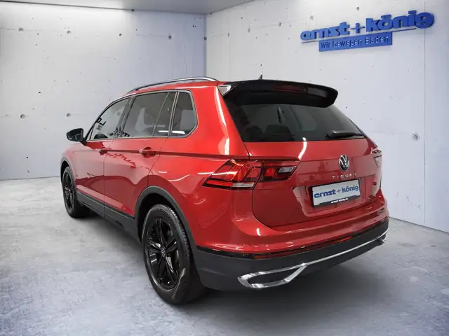 Volkswagen Tiguan view 4